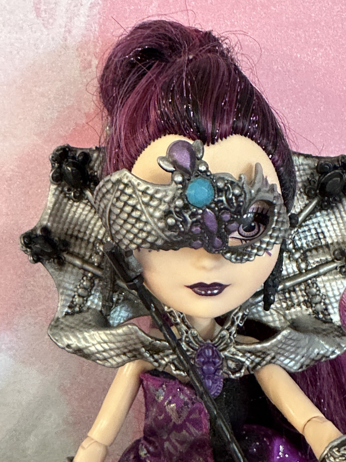 Ever After High ~ Raven Queen Thronecoming Doll Complete Stand & Bookmark