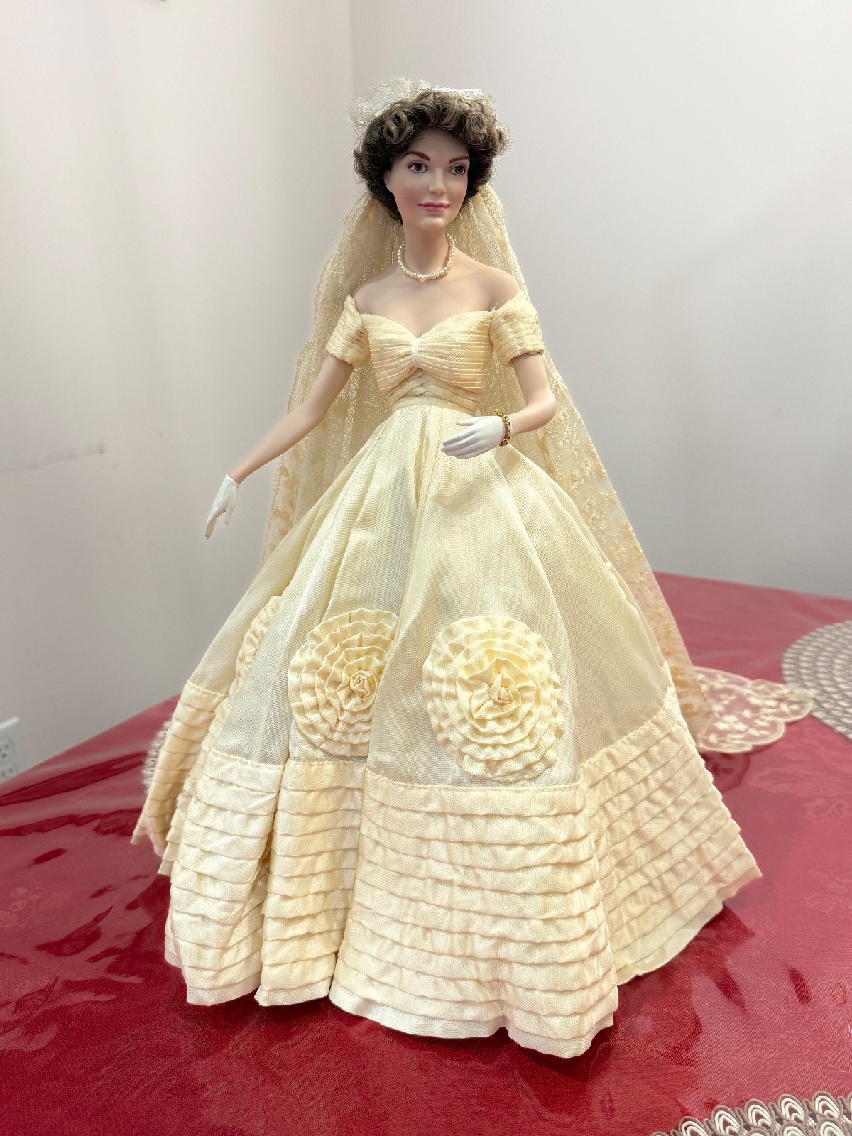 Franklin Mint Jacqueline Kennedy Heirloom Bride Porcelain 18′ Doll Ltd Ed B8445