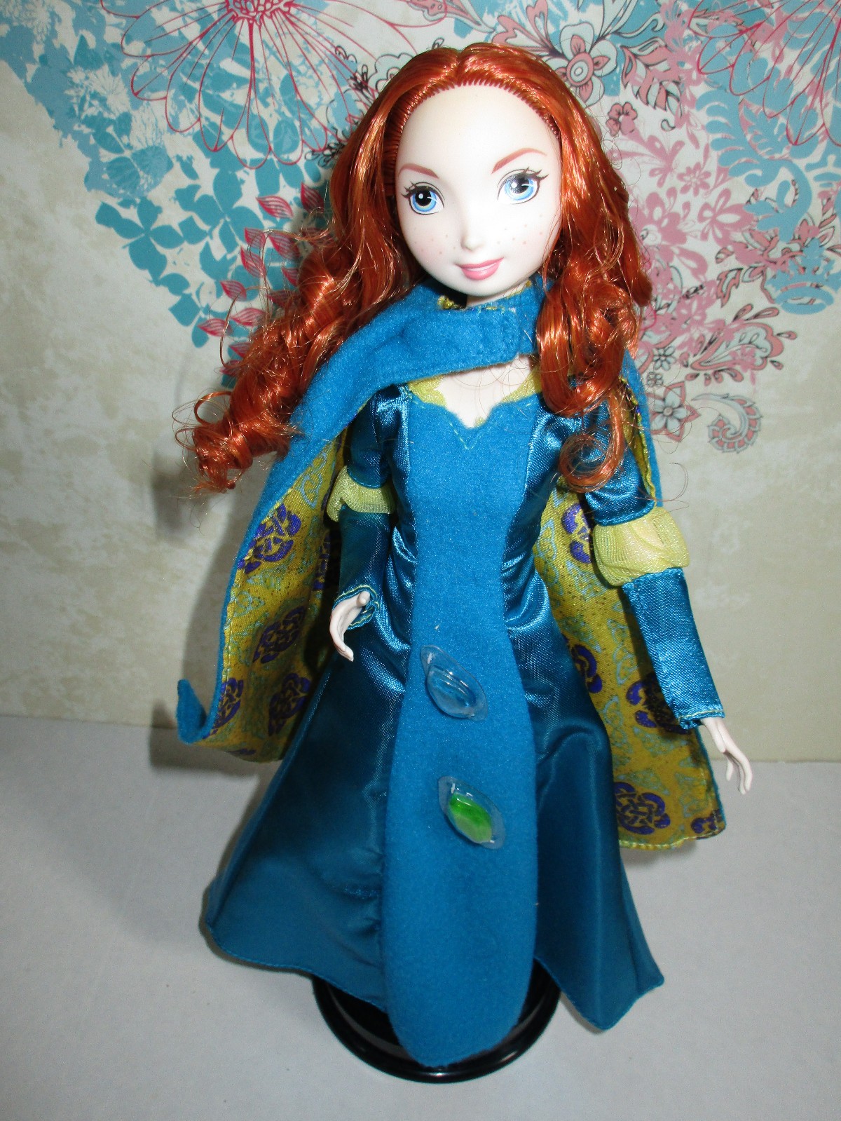 2011 Disney Brave Gem Styling Merida Doll w/ Outfit 2 Gems & Bow & Arrow