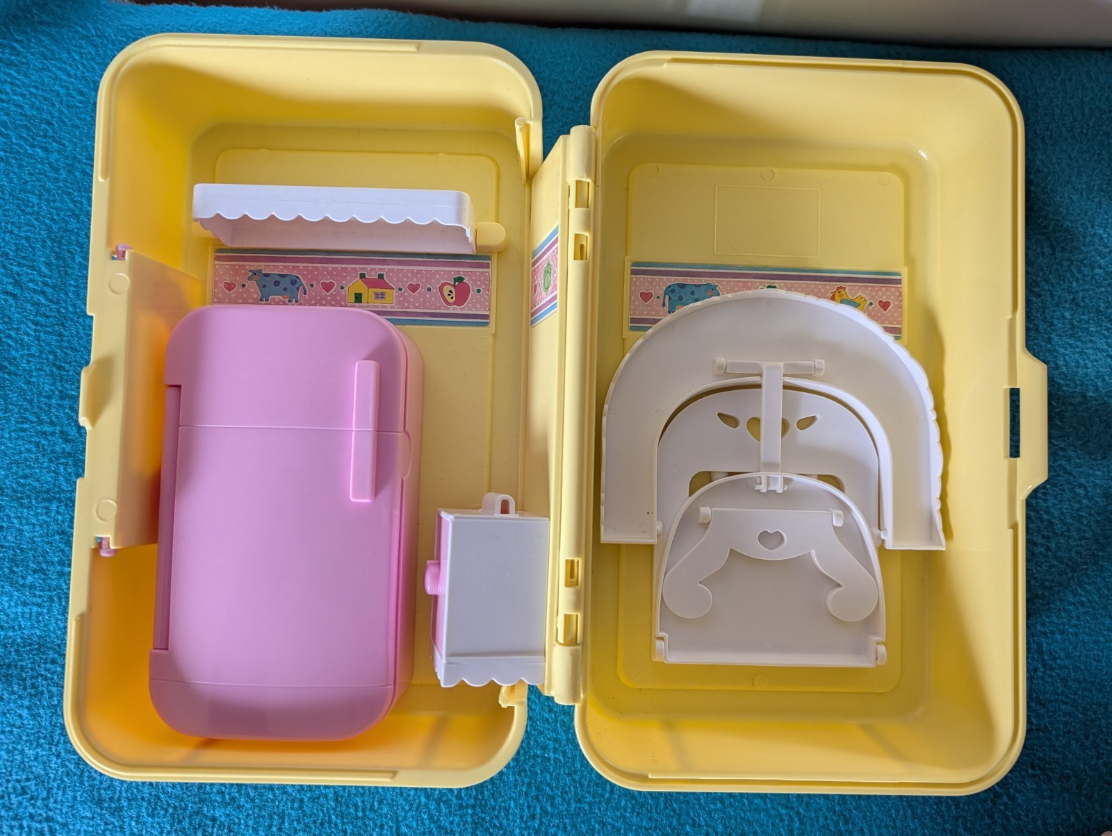 Vintage 1995 Cabbage Patch Doll w/Love N Go Kitchen in Foldable Travel Case