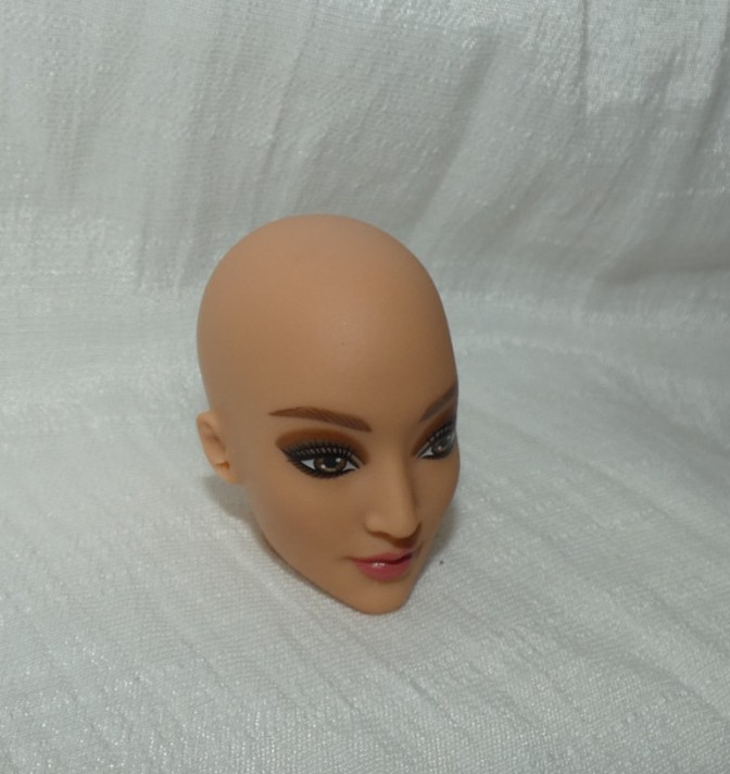 BARBIE CREATE BASICS DELUXE KIT # 5 LIZZETTE BALD DOLL HEAD ONLY EASY SWAP JJX39