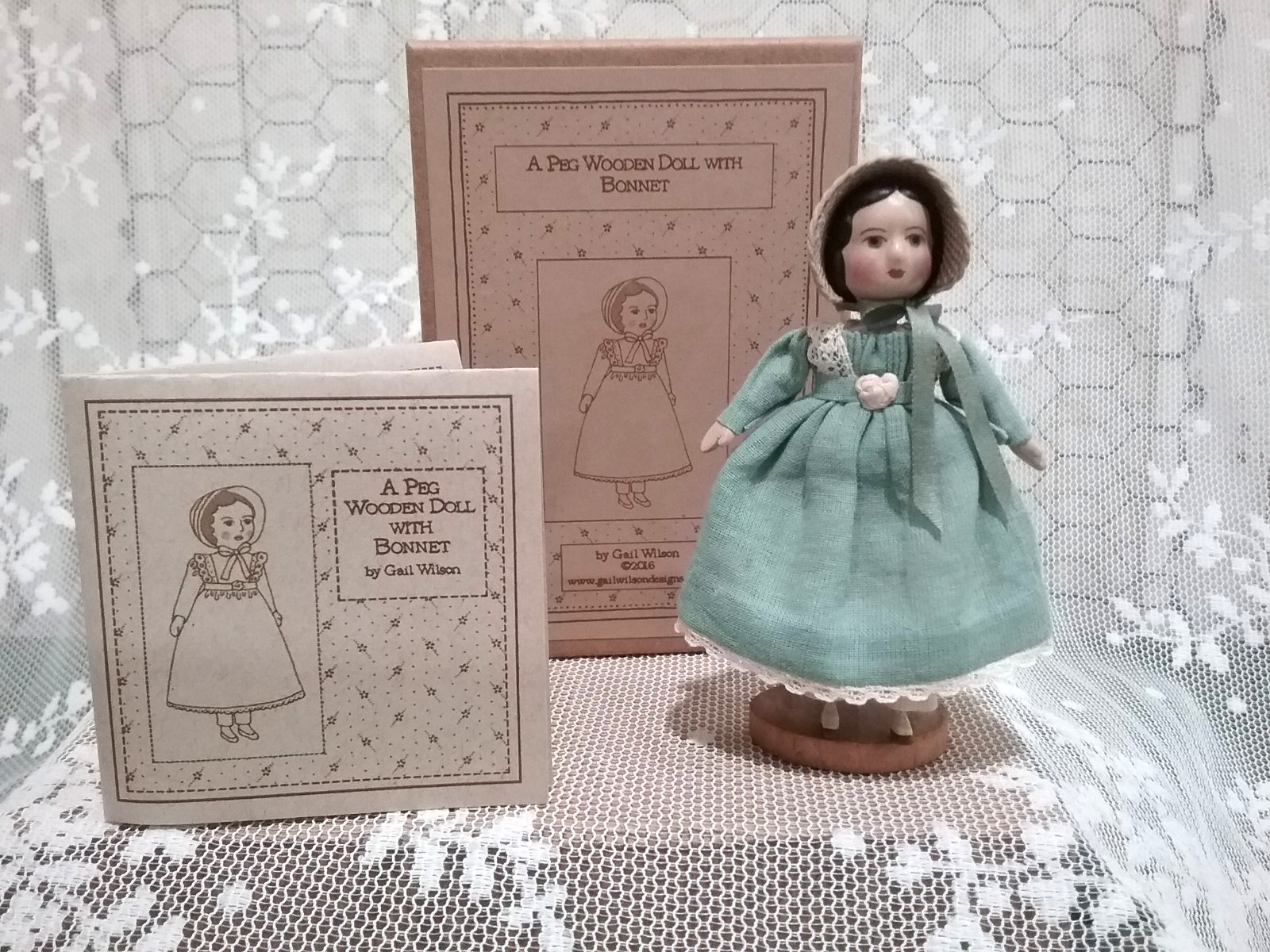Gail Wilson 2016 Tiny 3.5″ Wooden Peg Bonnet Dol1 #15 & Gail Wilson Doll Stand