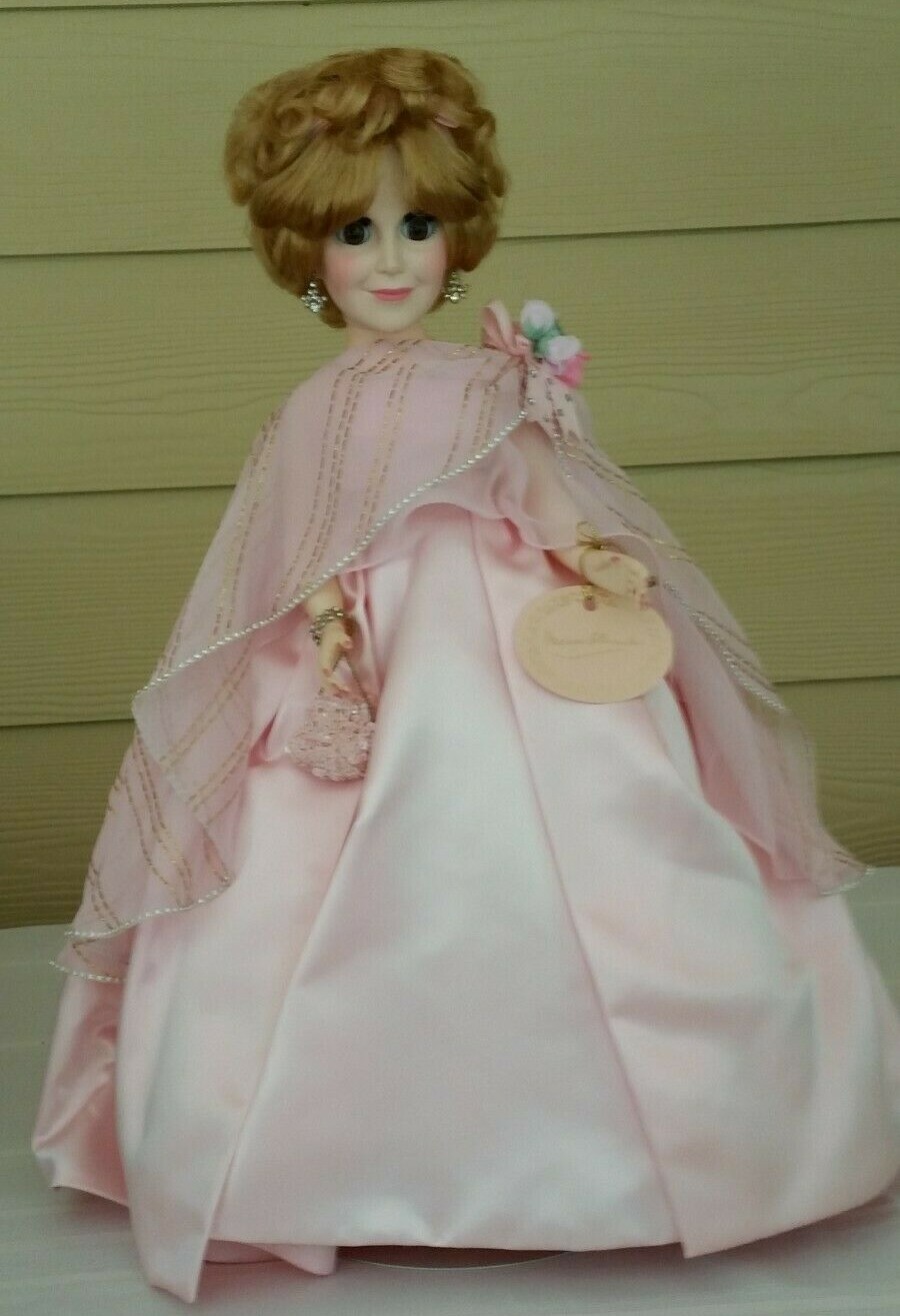 Beautiful 21″ Madame Alexander Herself Self Potrait Doll #2290 w/ Box, Tag, RIng