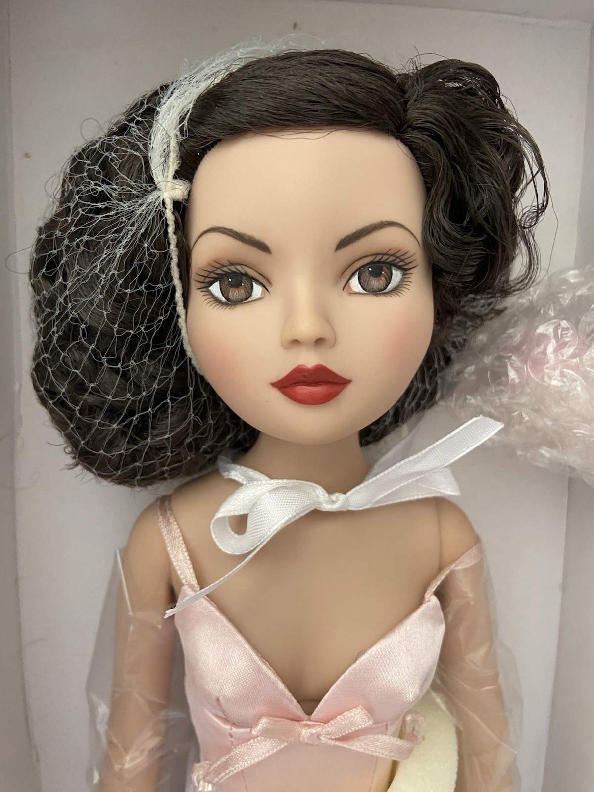 TONNER – ELLOWYNE WILDE – “ESSENTIAL ELLOWYNE BRUNETTE” – 16″ doll – NRFB