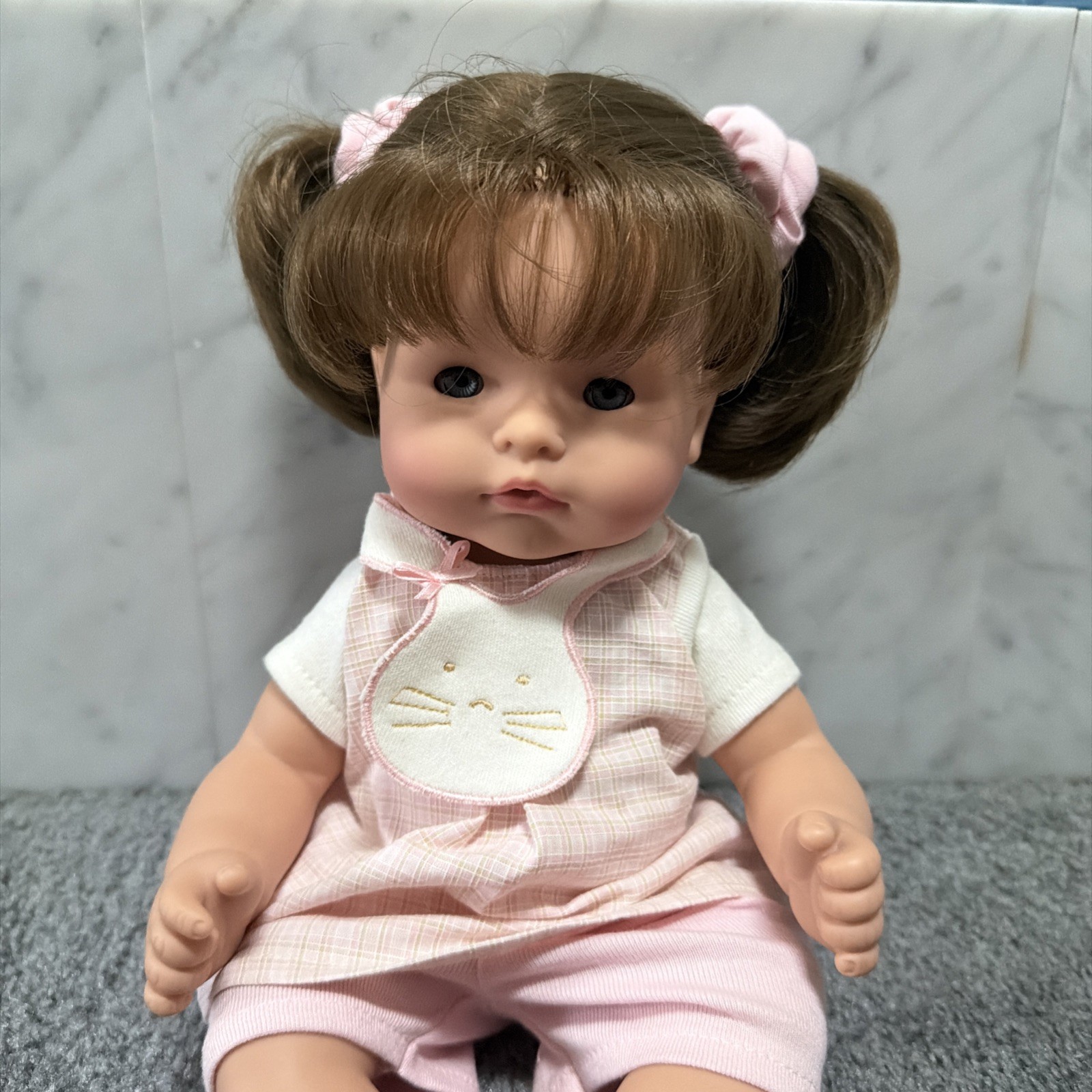 Gotz Puppe Vinyl Doll Brown Hair Blue Eyes with Original Outfit and tag German