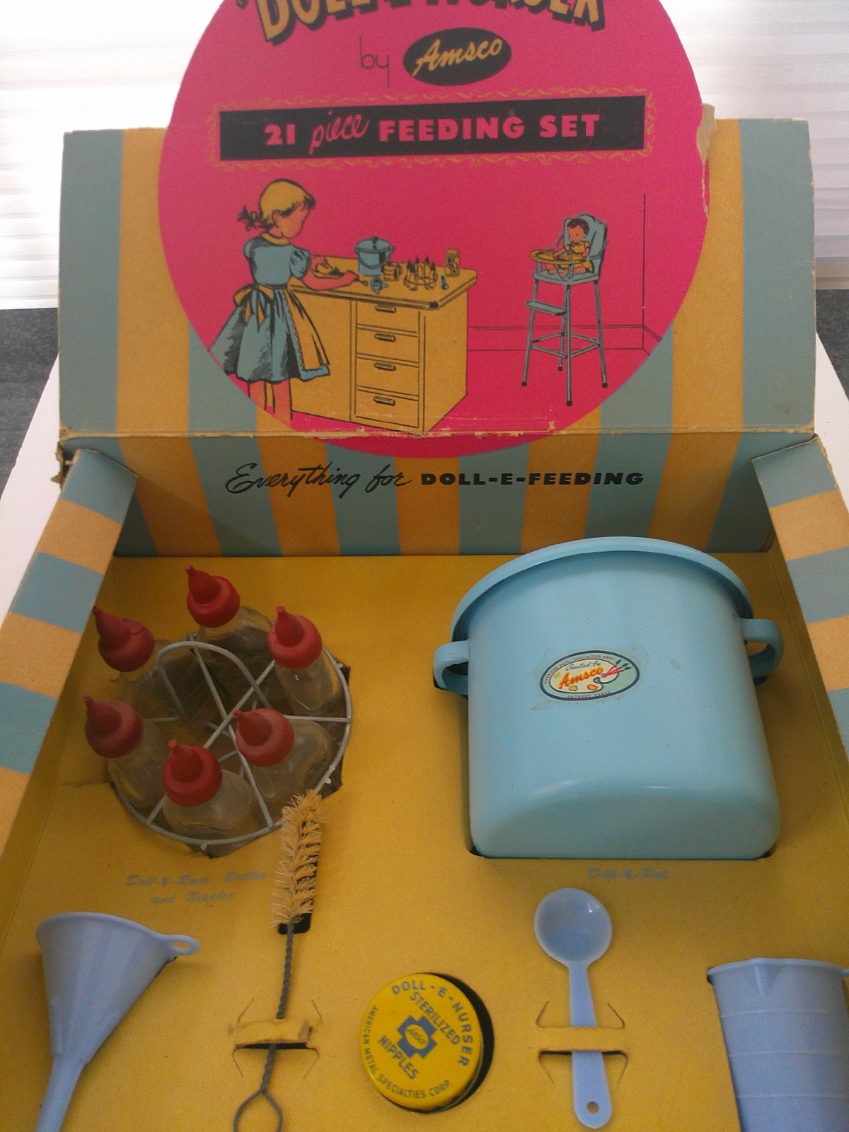 Rare New in Box Vintage Amsco DOLL-E-NURSER 21 Piece Feeding Set Complete