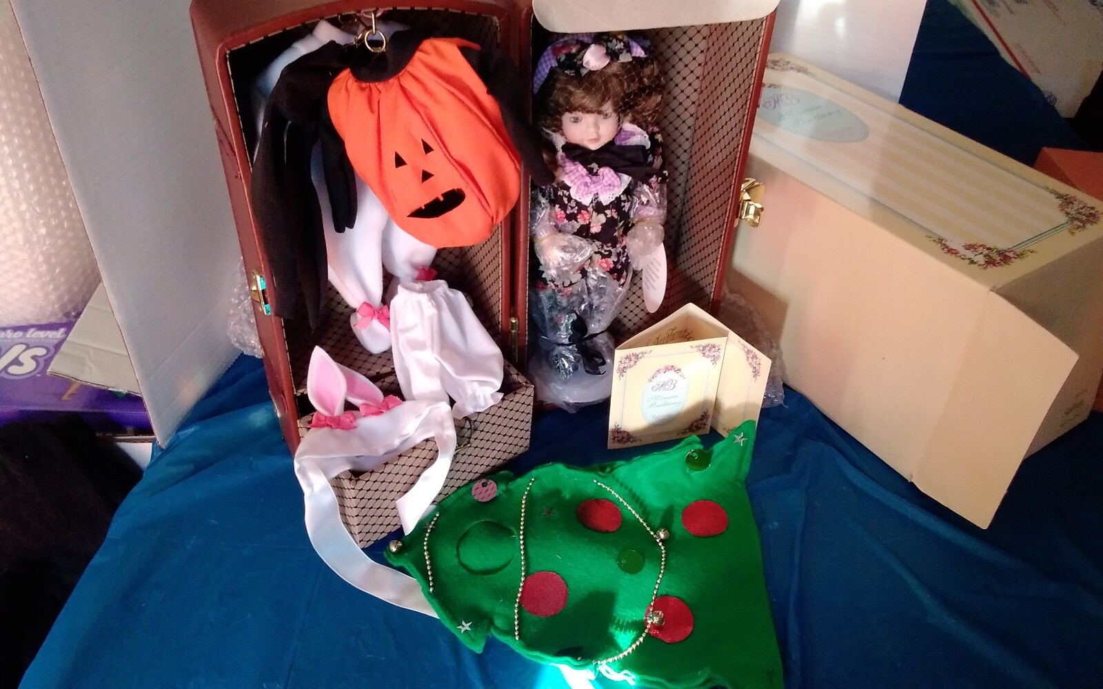 Vintage MASQUERADE COLLECTION Morgan Brittany SYDNEY DOLL & Trunk Case Outfits