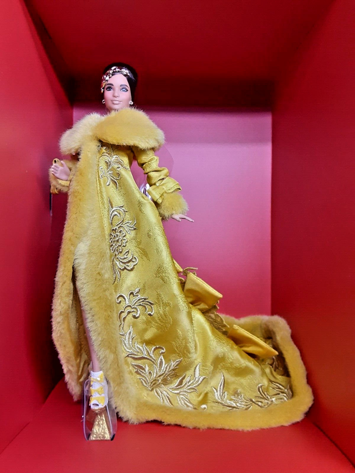2022 Barbie Signature Guo Pei Barbie Doll Wearing Golden-Yellow Gown HBX99 ?