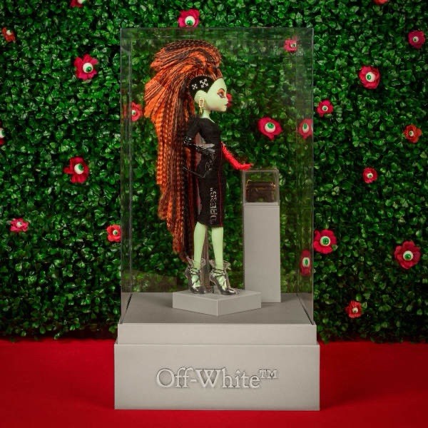 OFF-WHITE C/O MONSTER HIGH ELECTRA MELODY DOLL – HNV17 (New In Shipper)