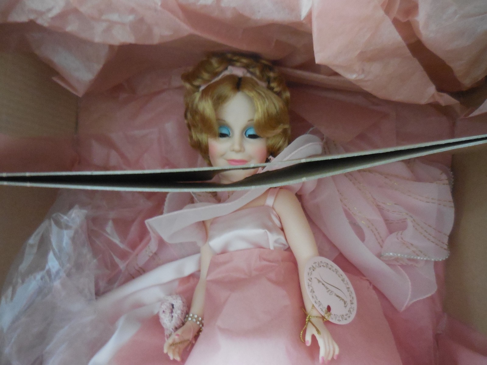 Madame Alexander #2290 self portrait, vinyl 21″ NRFB Original plastic over face!