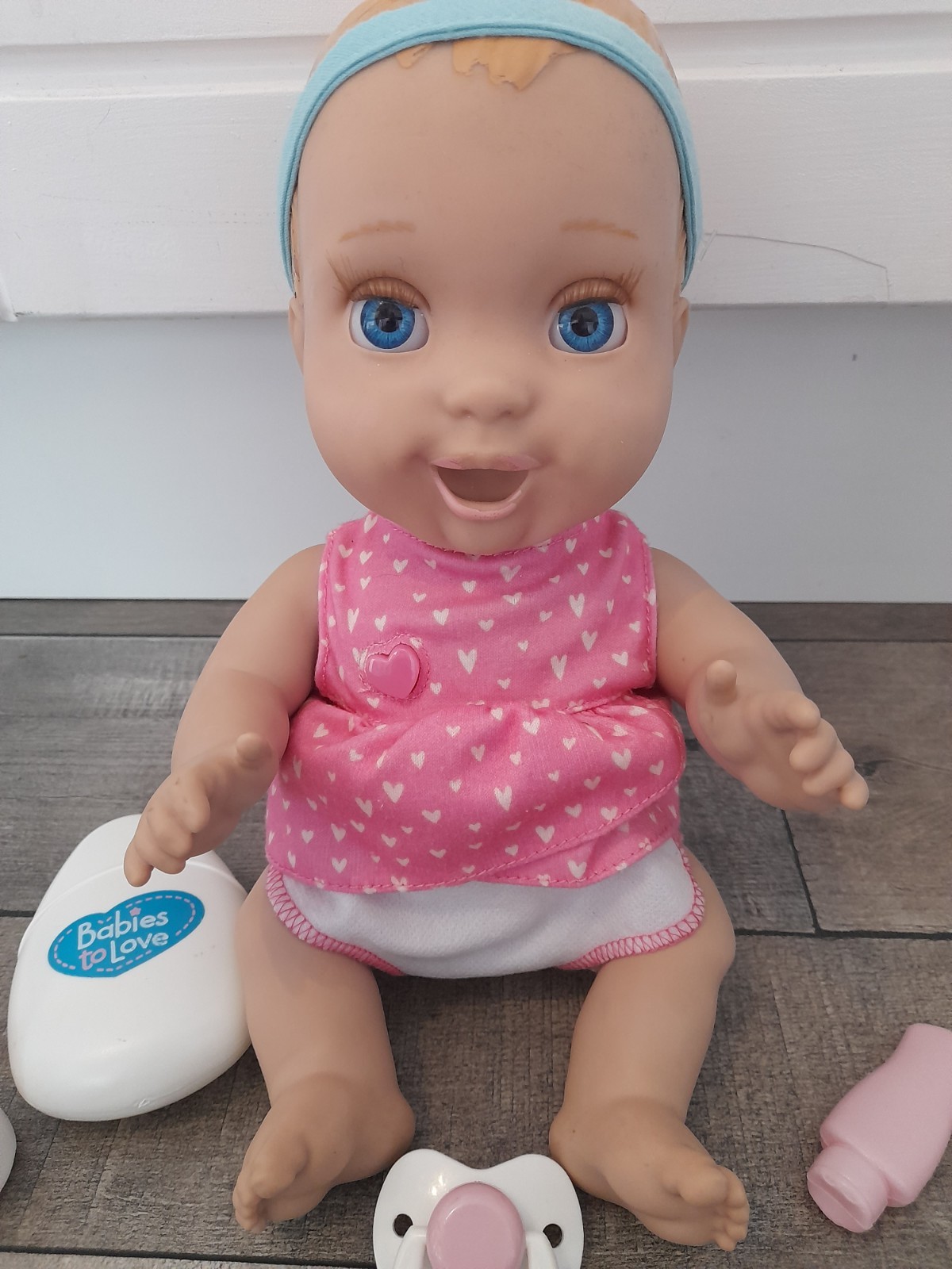 interactive luvabella doll+ outfit+ accessories-sounds/face moves-fully working