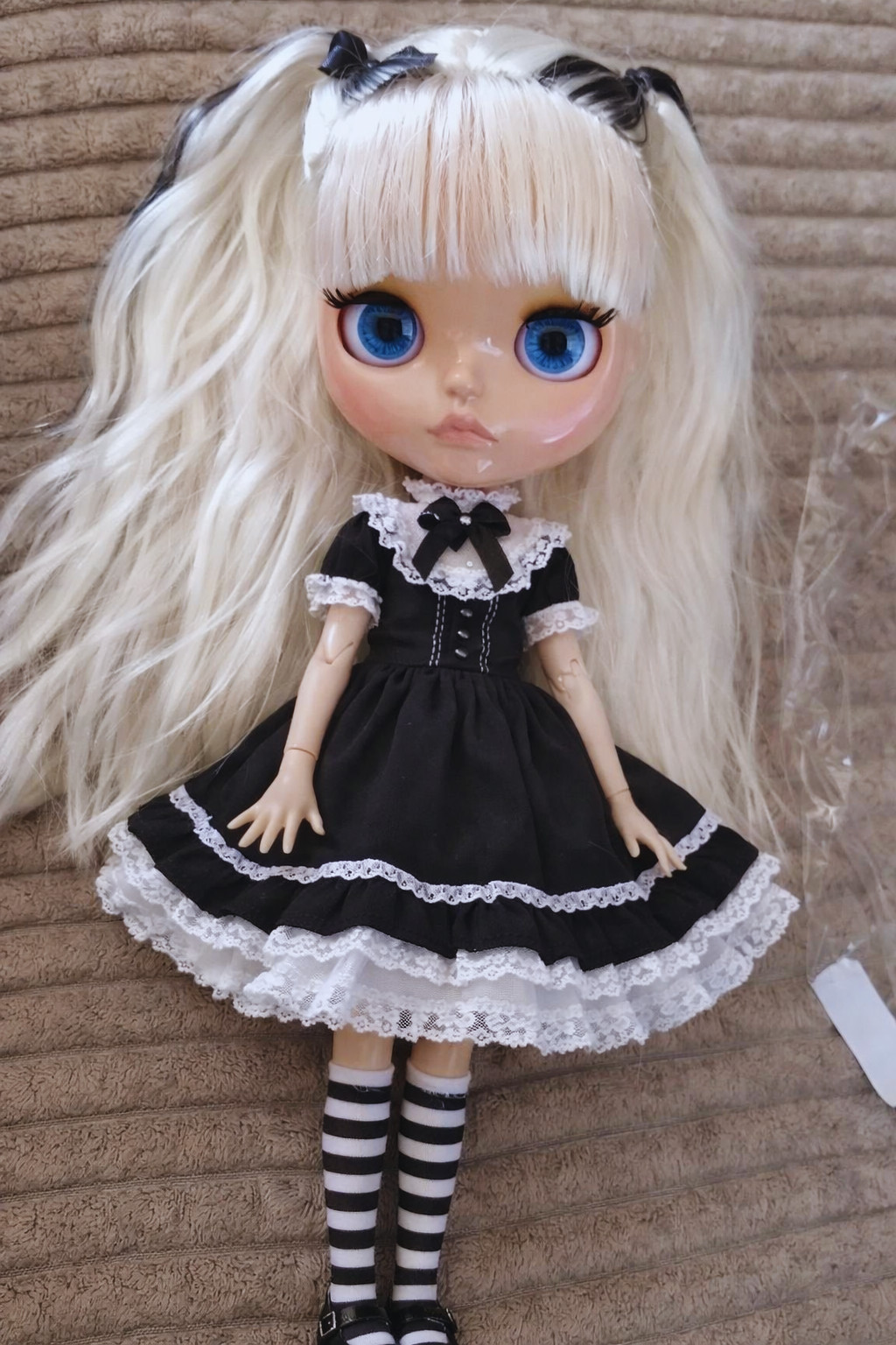 Neo Blythe Doll Carved Matte Lips Jointed 12” Tan Skin Silver mix Black Hair