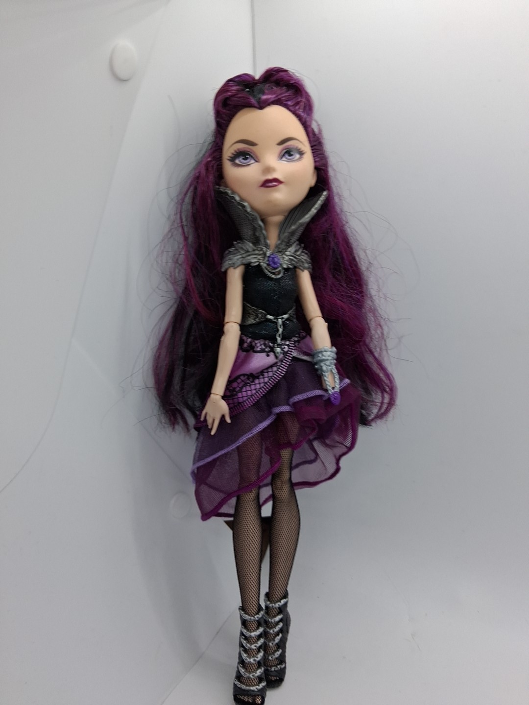 Mattel Ever After High Thronecoming Fashion Doll – Raven Queen Missing Hand