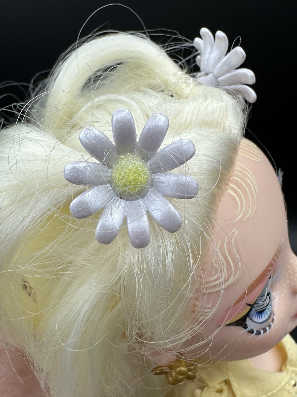 Rainbow High Delilah Fields Buttercup Yellow Doll Albinism Earrings Bracelet