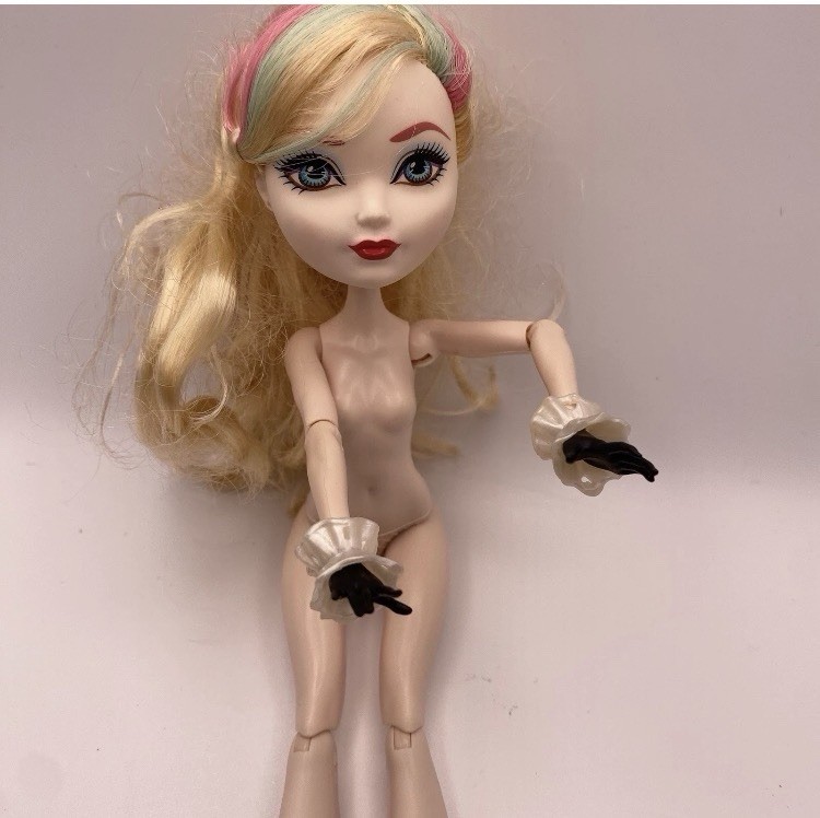 “Way Too Wonderland” Apple White, Ever After High doll, nude Hands And Cuffs