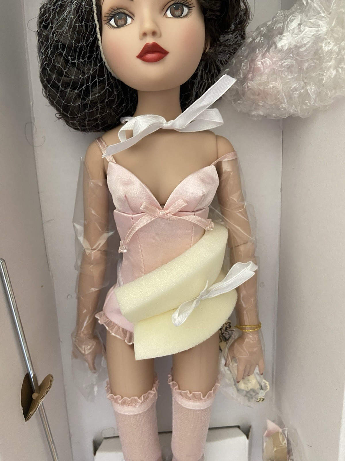 TONNER – ELLOWYNE WILDE – “ESSENTIAL ELLOWYNE BRUNETTE” – 16″ doll – NRFB