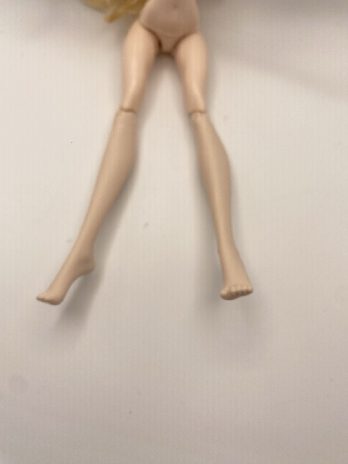 “Way Too Wonderland” Apple White, Ever After High doll, nude Hands And Cuffs