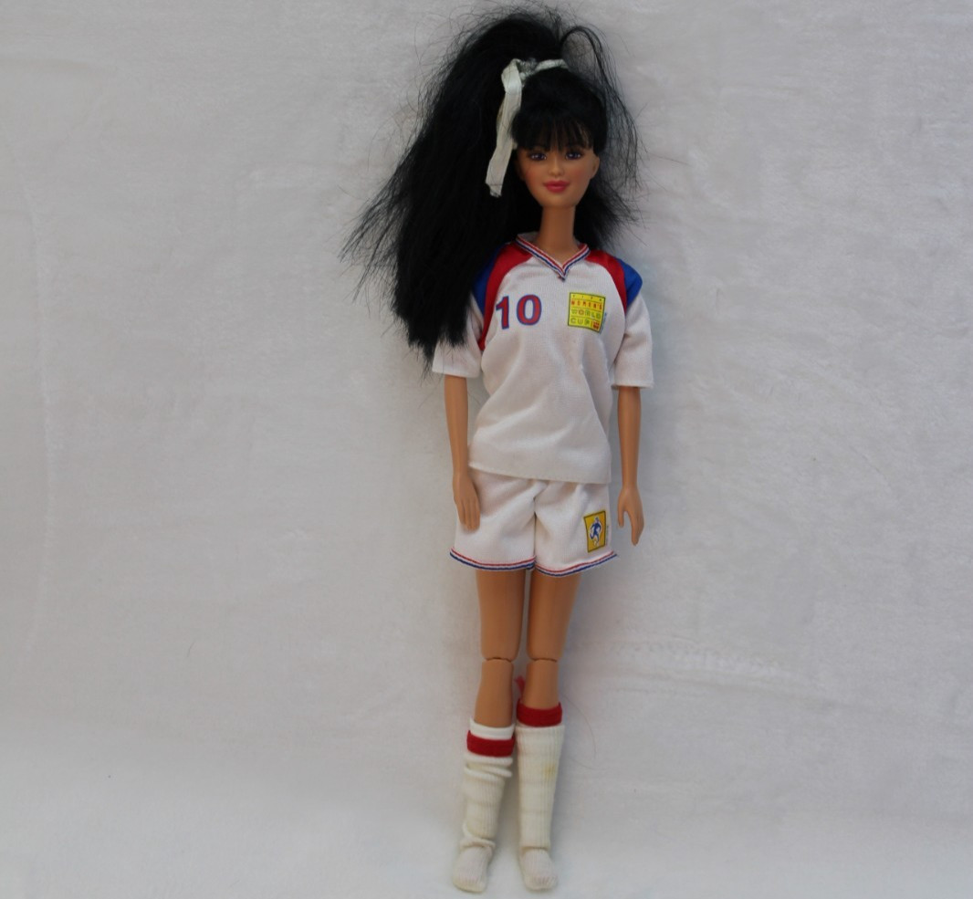 1998 Barbie World Cup Soccer Player Kira Doll Articulated NO SHOES NO BALL