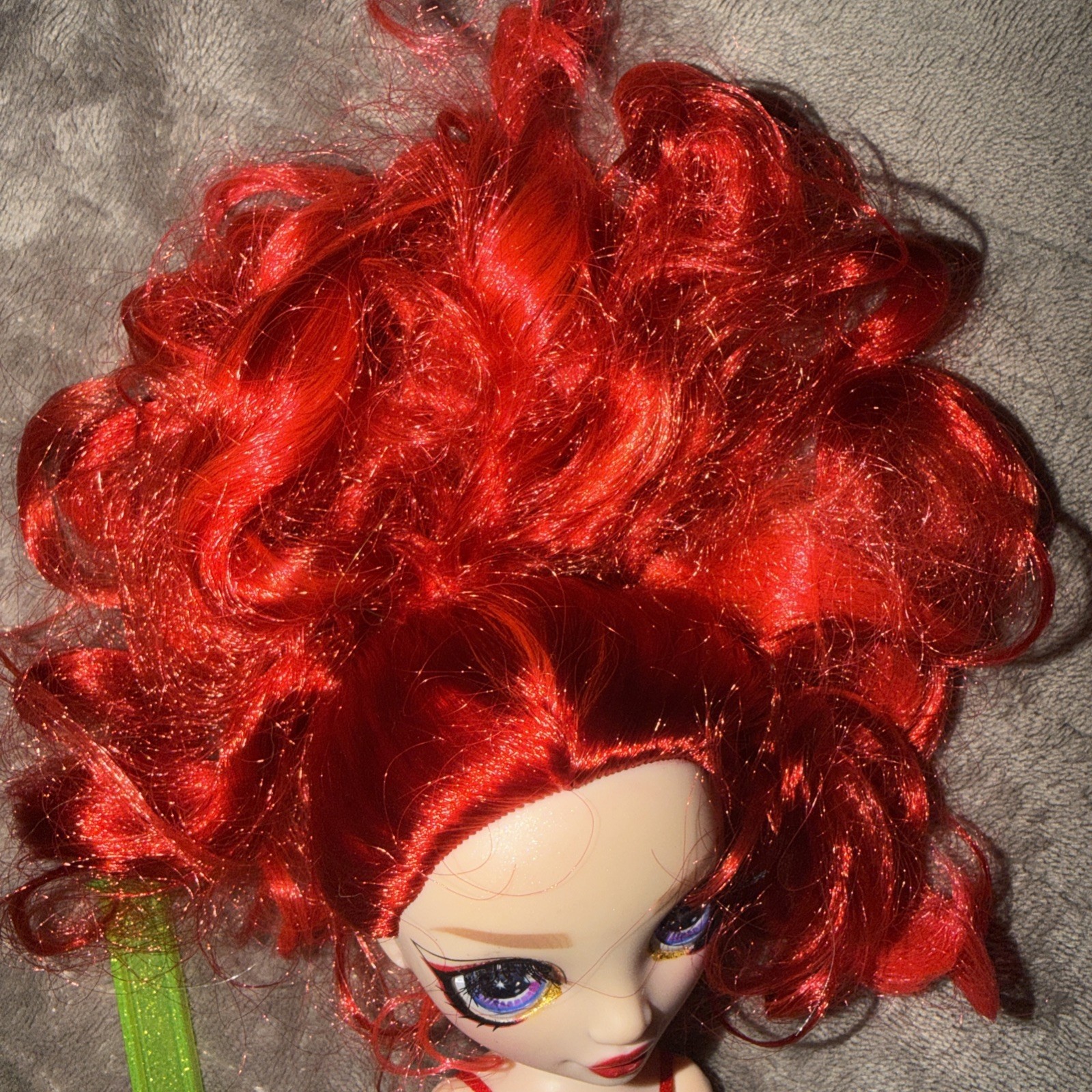Rainbow High Fantastic Fashion Ruby Anderson Red Satin Dress Wirh Stand & Comb
