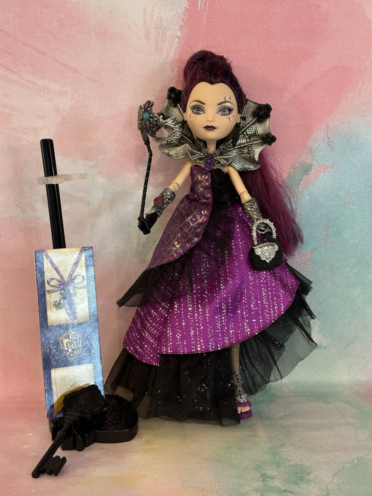Ever After High ~ Raven Queen Thronecoming Doll Complete Stand & Bookmark