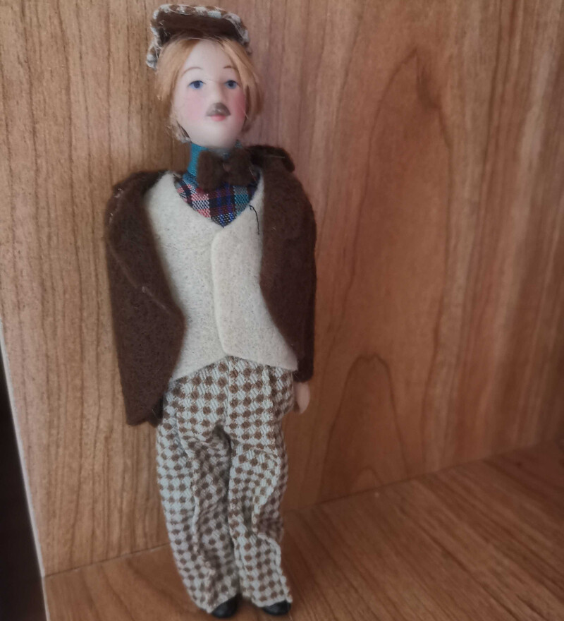 1:12 Scale Dollhouse Miniature Vintage Men Ceramic Sir Victoria Accessories