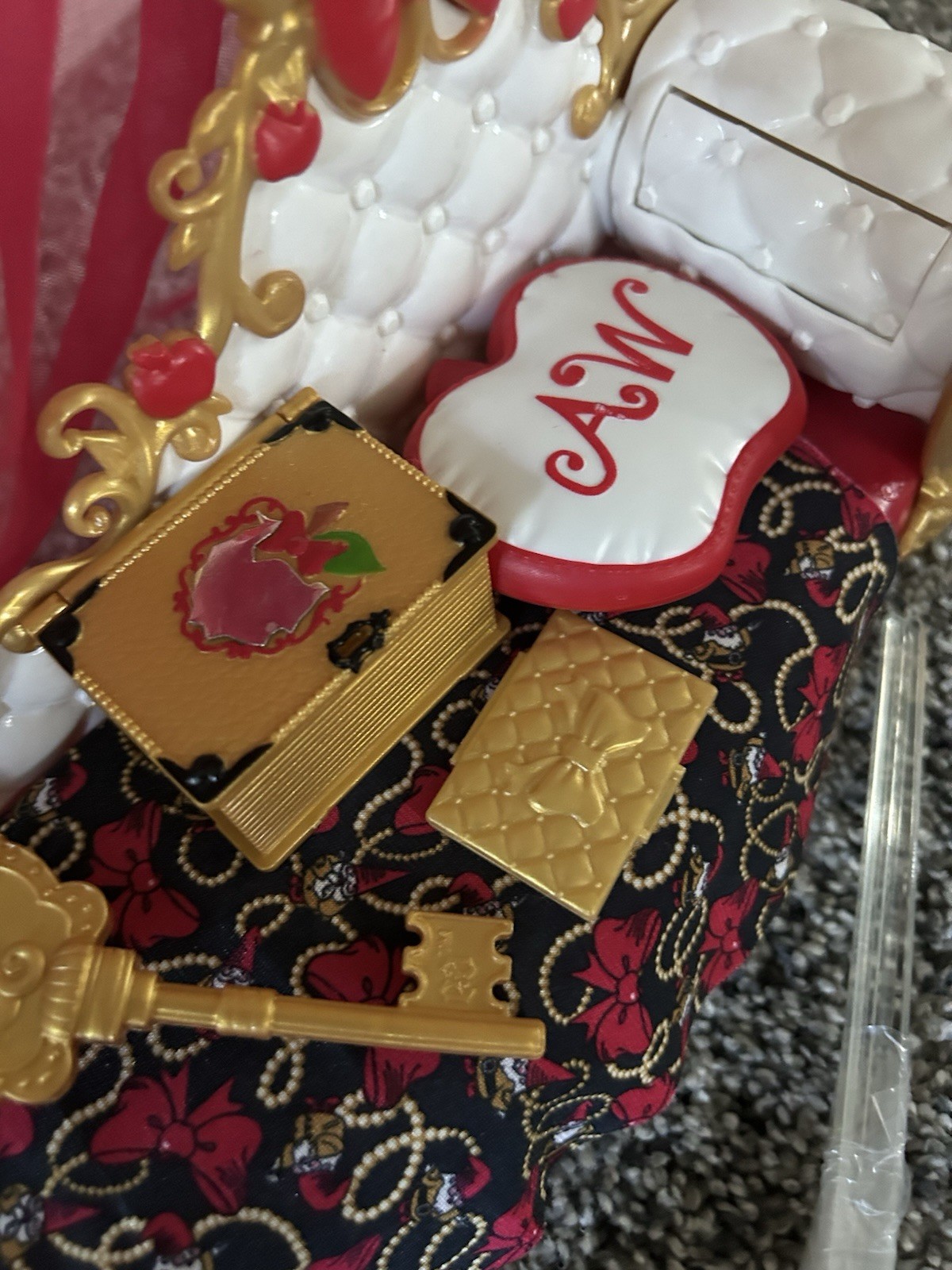 Ever After High Apple White Thronecoming Doll and Bed Set with accessories