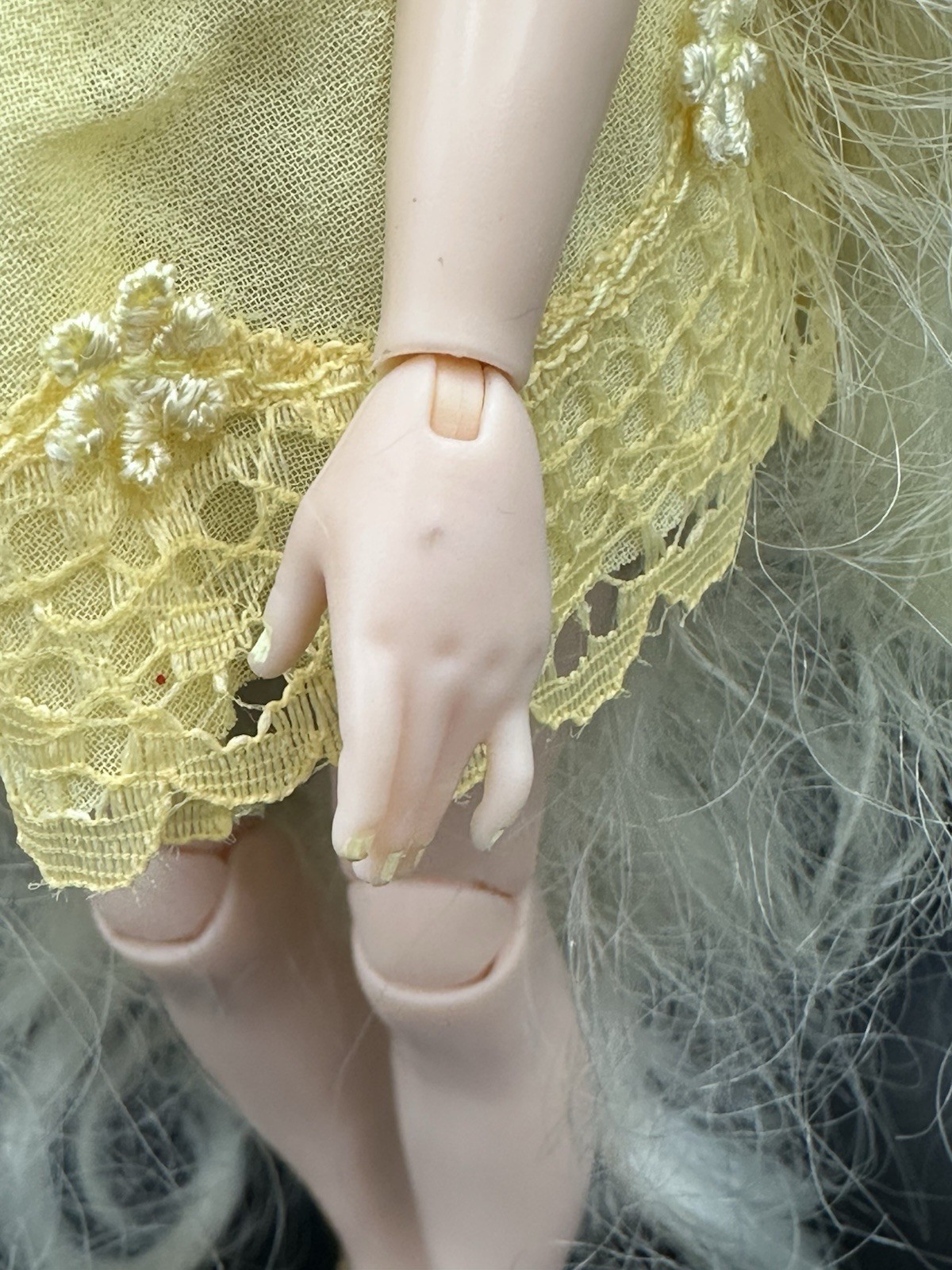 Rainbow High Delilah Fields Buttercup Yellow Doll Albinism Earrings Bracelet