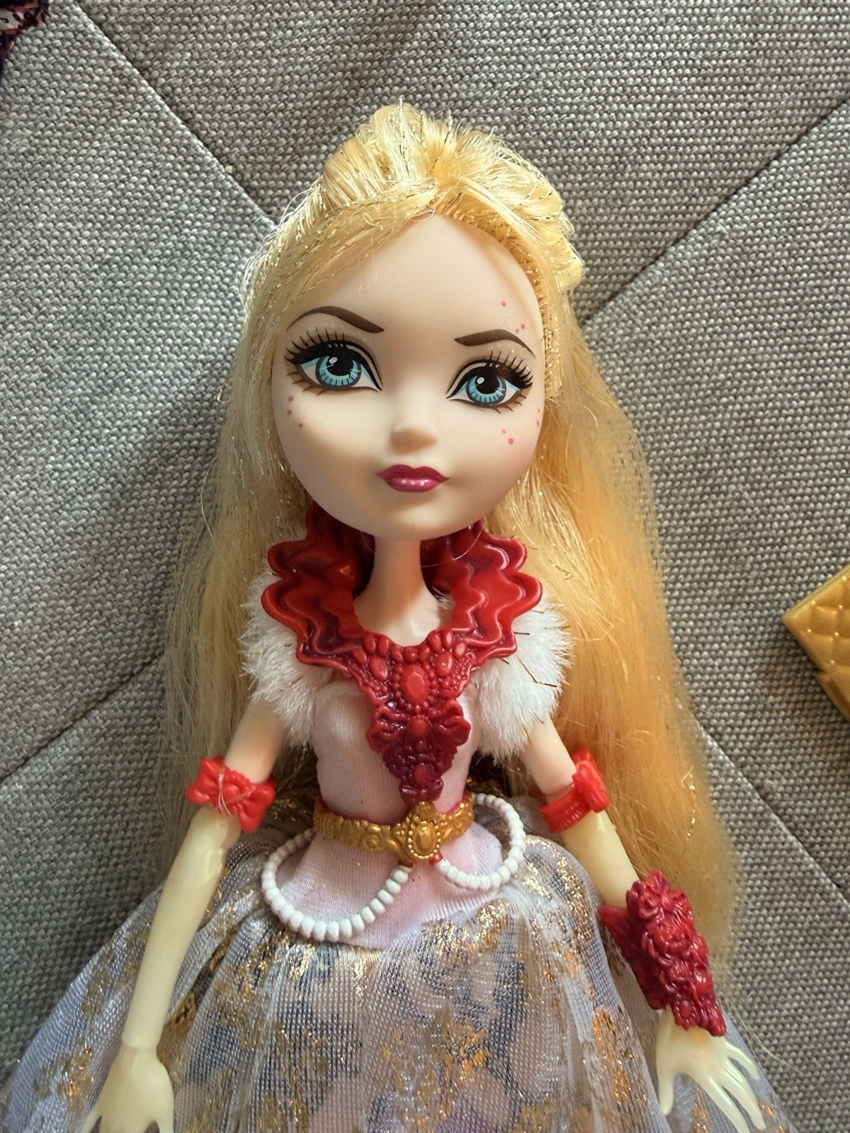 Mattel Ever After High Apple White Thronecoming