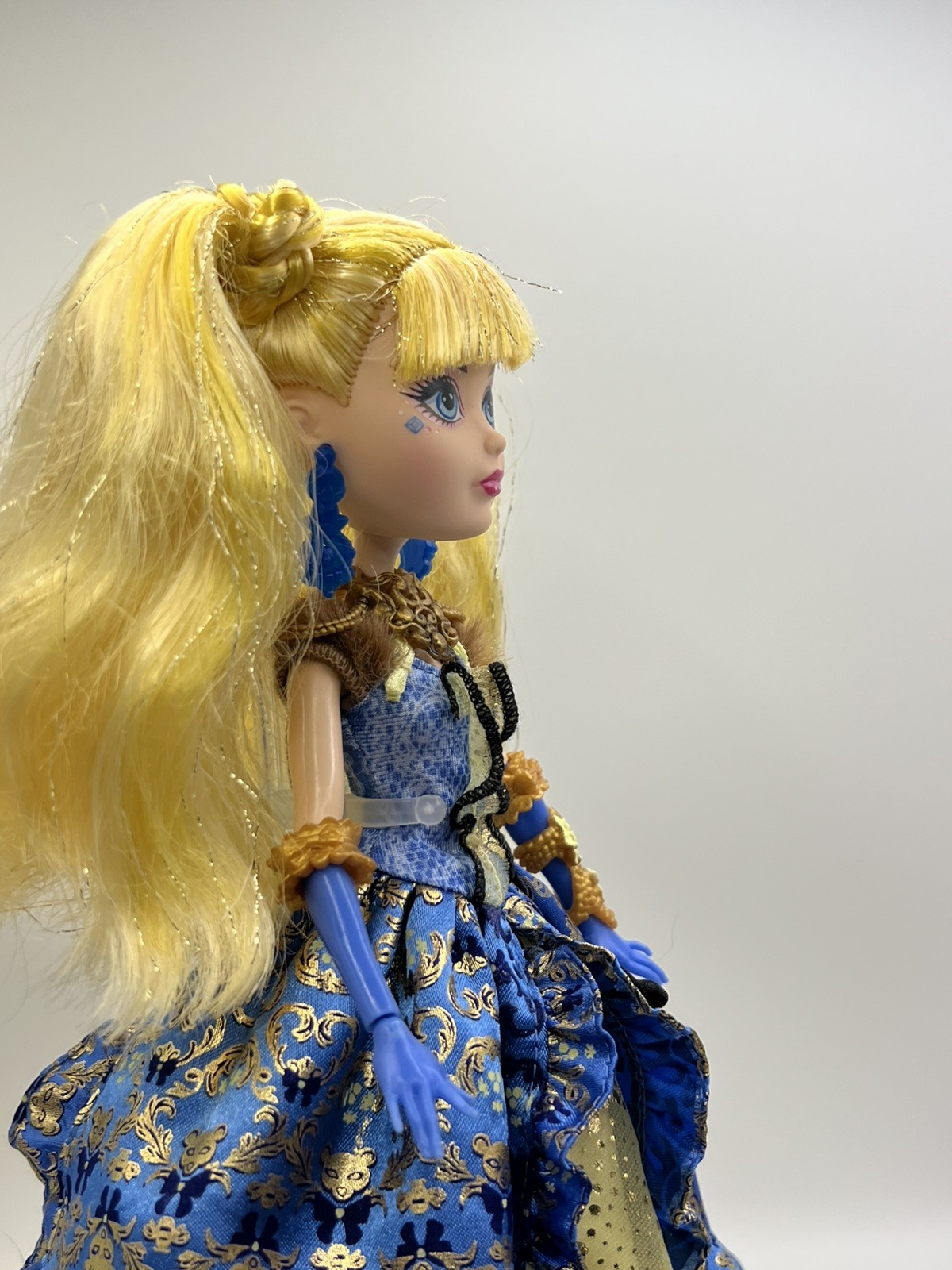 Ever After High Blondie Lockes Thronecoming