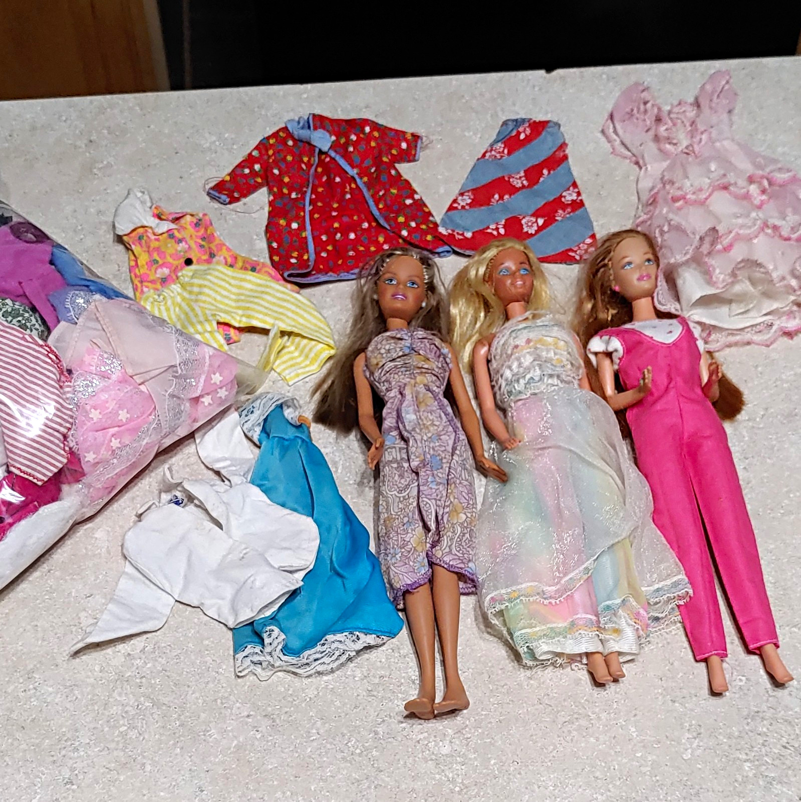 VINTAGEV LOT MIDGE, SUNTAN BARBI & CALI GIRL HUGE LOT OF VINTAGE & NEW CLOTHES