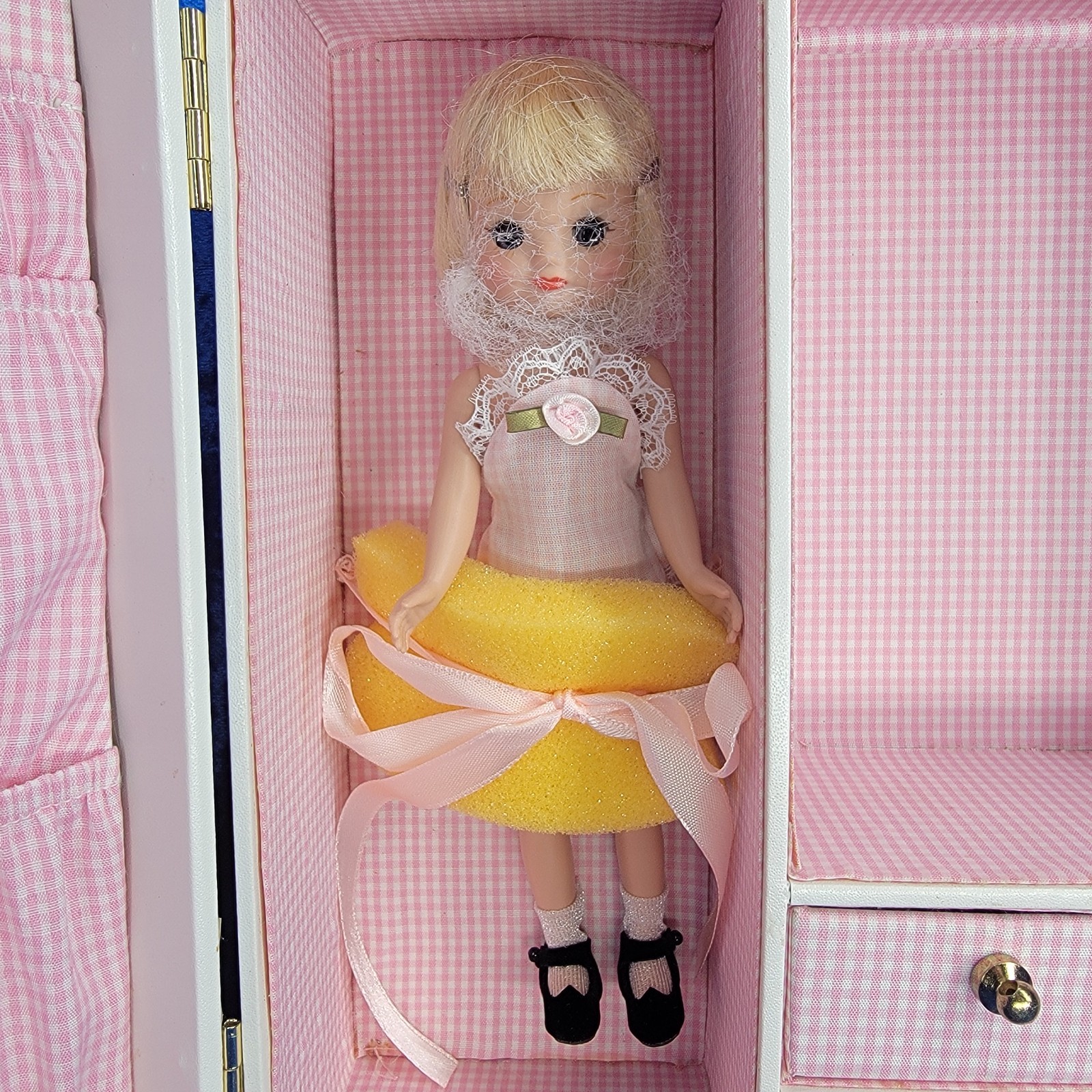 Tonner Tiny Betsy McCall 50th Anniv White Signed Trunk Set Coll Utd LE125 Doll