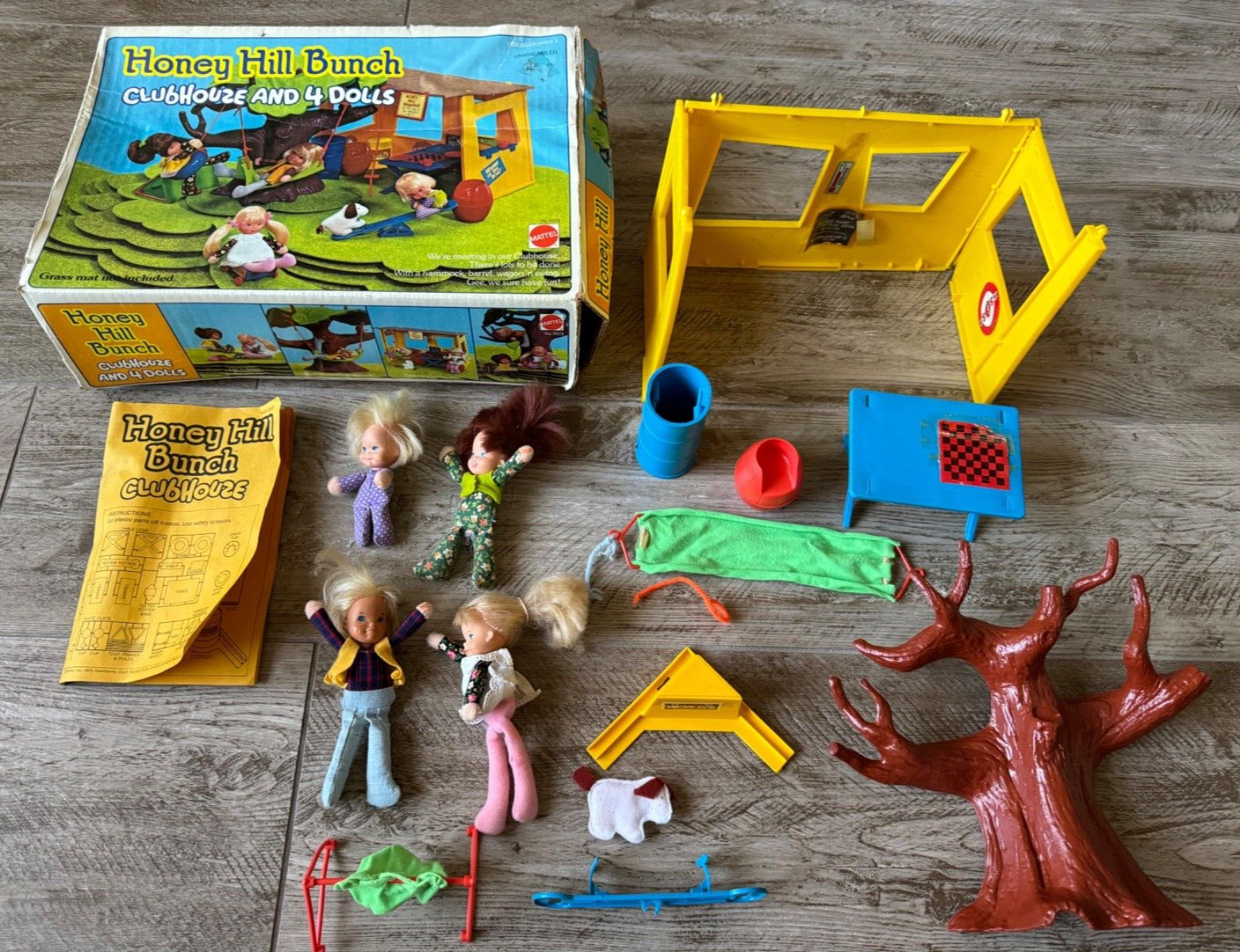1975 MATTEL HONEY FAMILY CLUBHOUSE IN ORIGINAL BOX WITH 6 DOLLS AND INSTRUCTIONS
