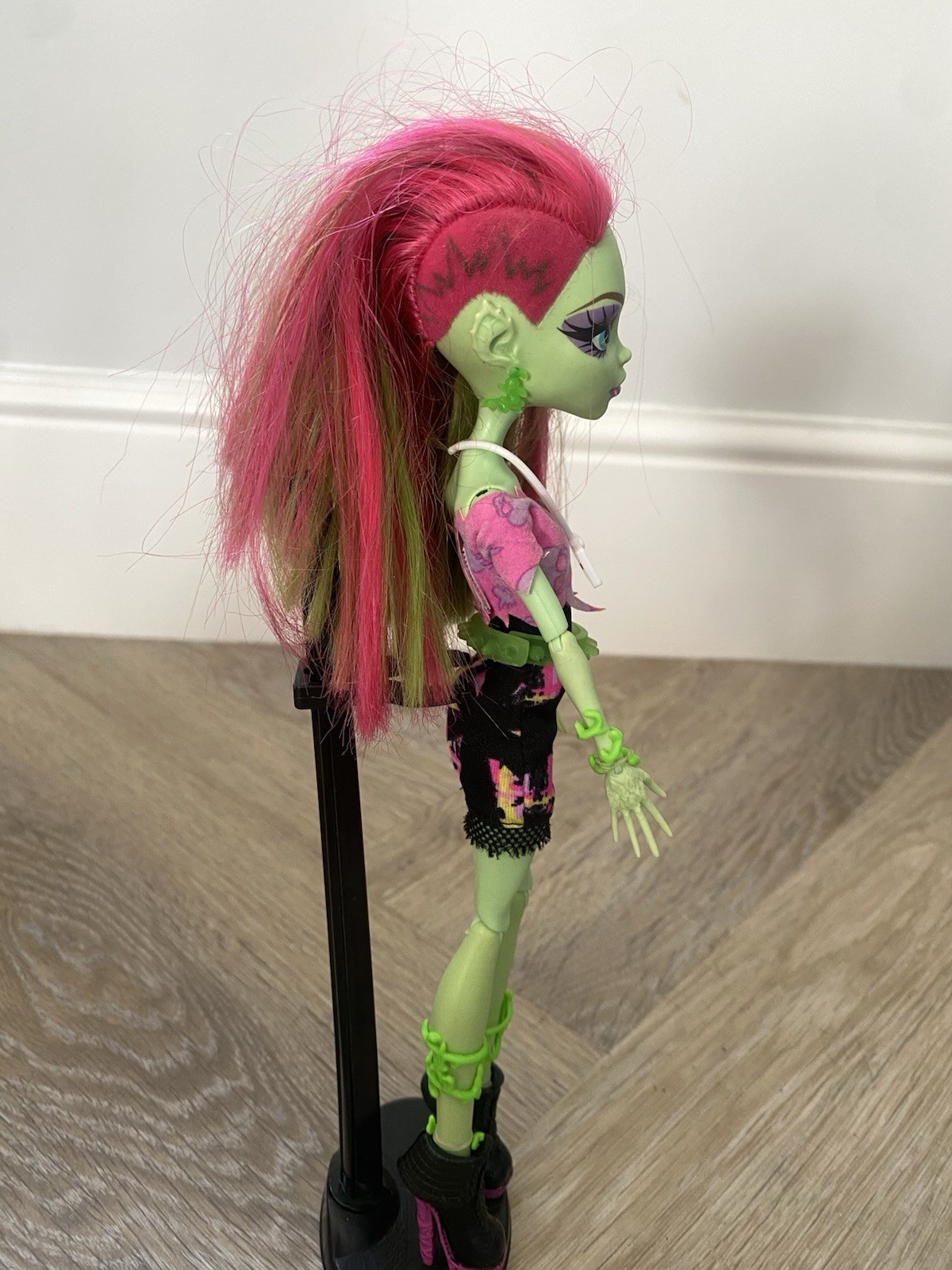 100% Complete Monster High Venus McFlytrap Doll Music Festival Edition