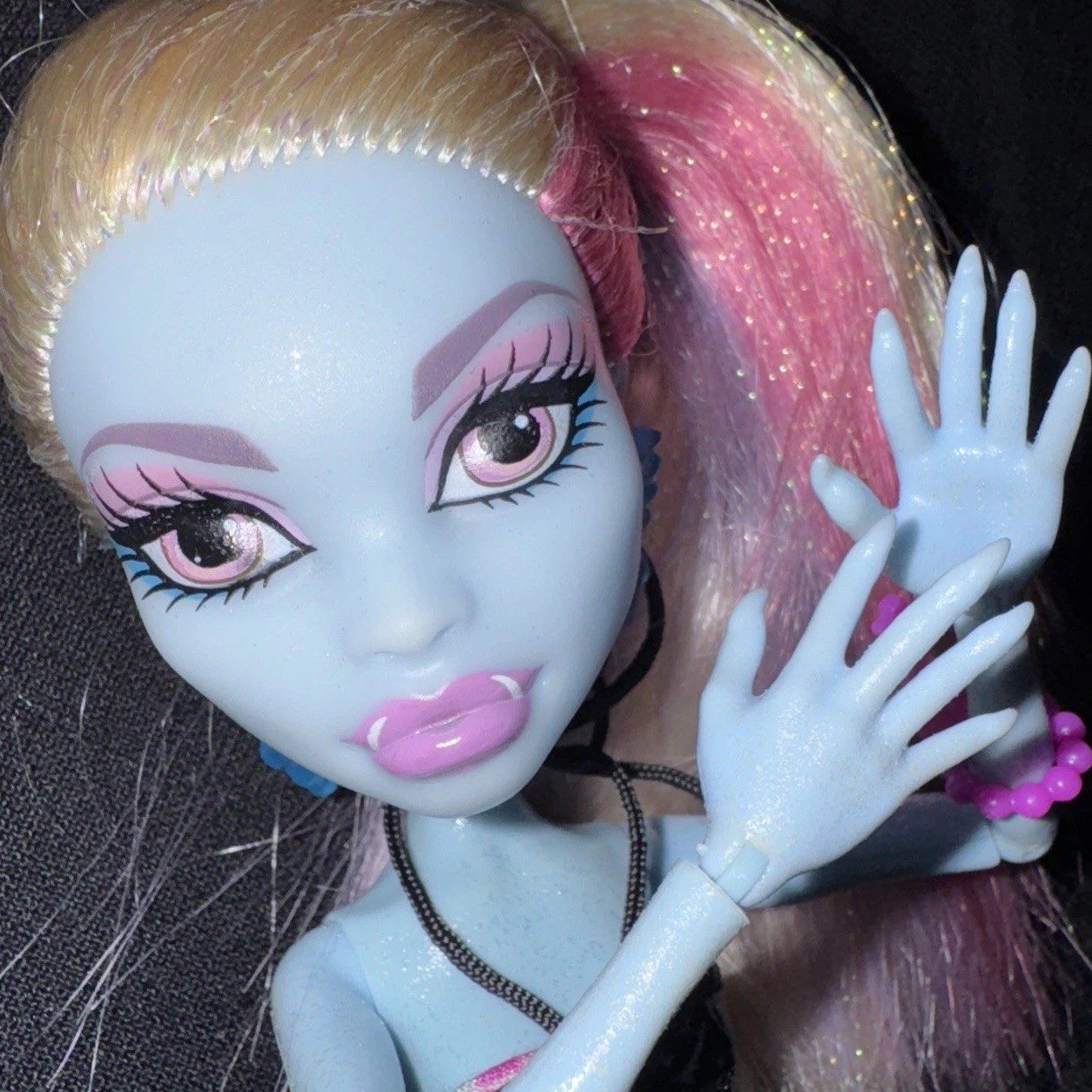 Monster High ABBEY BOMINABLE Skull Shores Doll Swimsuit Skirt Earrings Bracelet