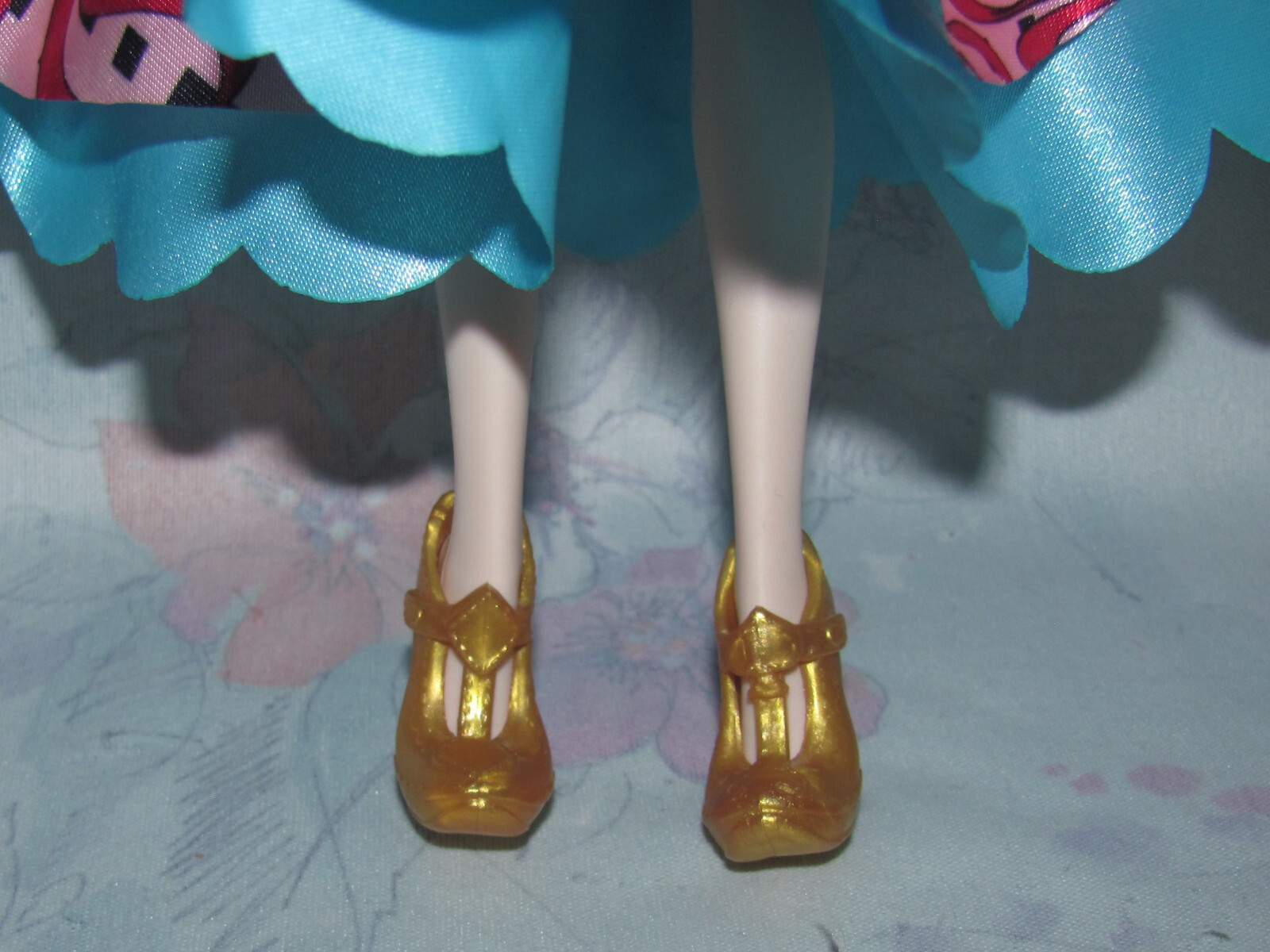 Ever After High Doll – Apple White Way Too Wonderland – Missing Accessories