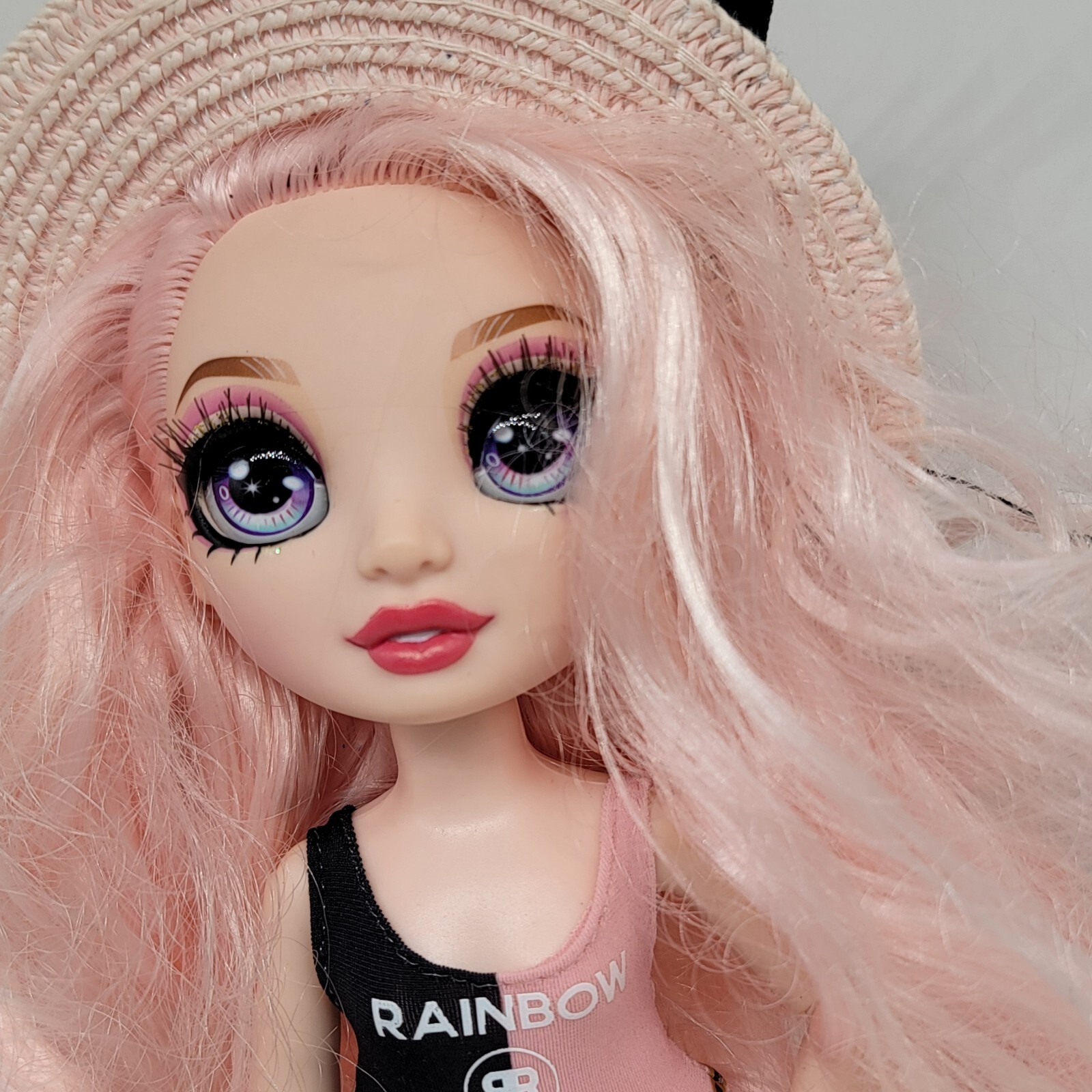 Rainbow High Pacific Coast “Bella Parker” Pink Beach 11″ Doll Bathing Suit Hat