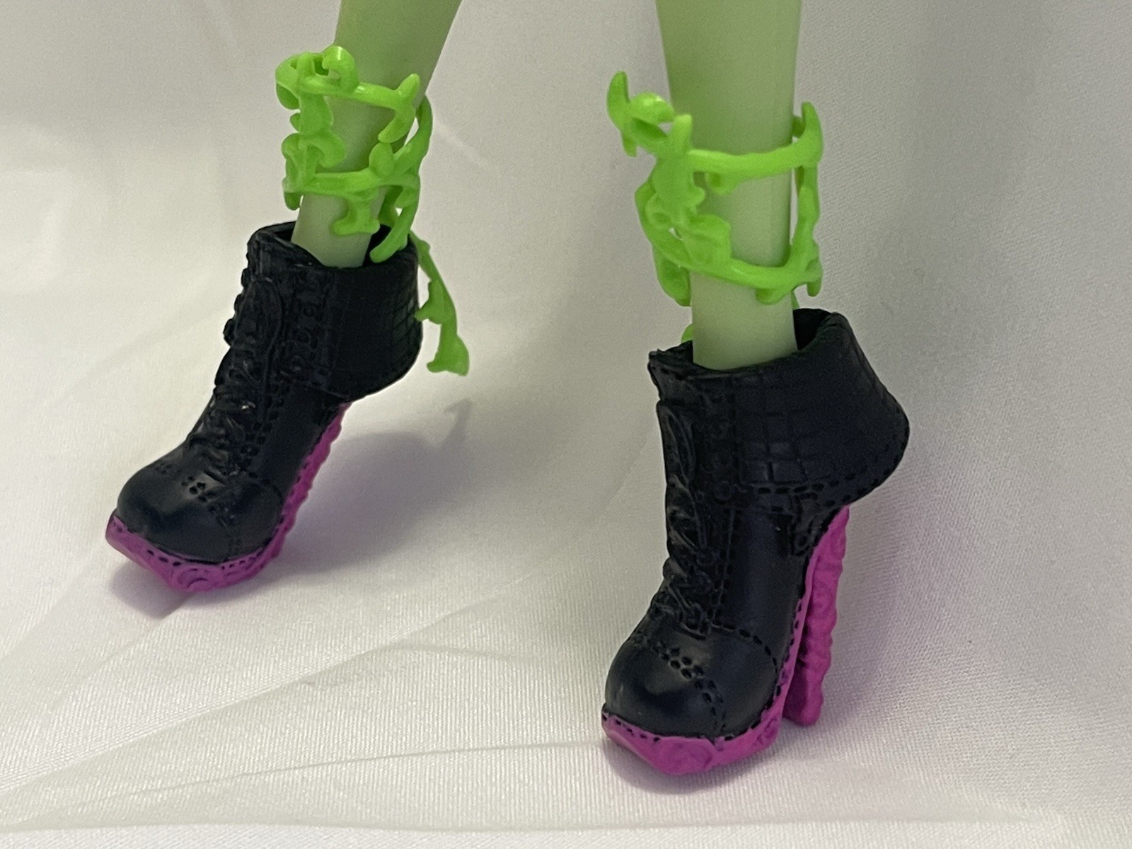Monster High Venus McFlytrap Music Festival Doll 2012