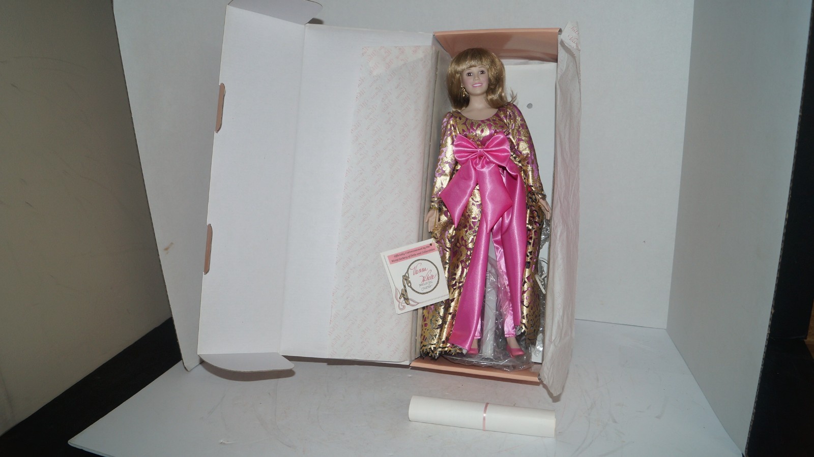 1991 Limited Edition Porcelain VANNA WHITE 16″ Doll – NEW IN BOX with COA