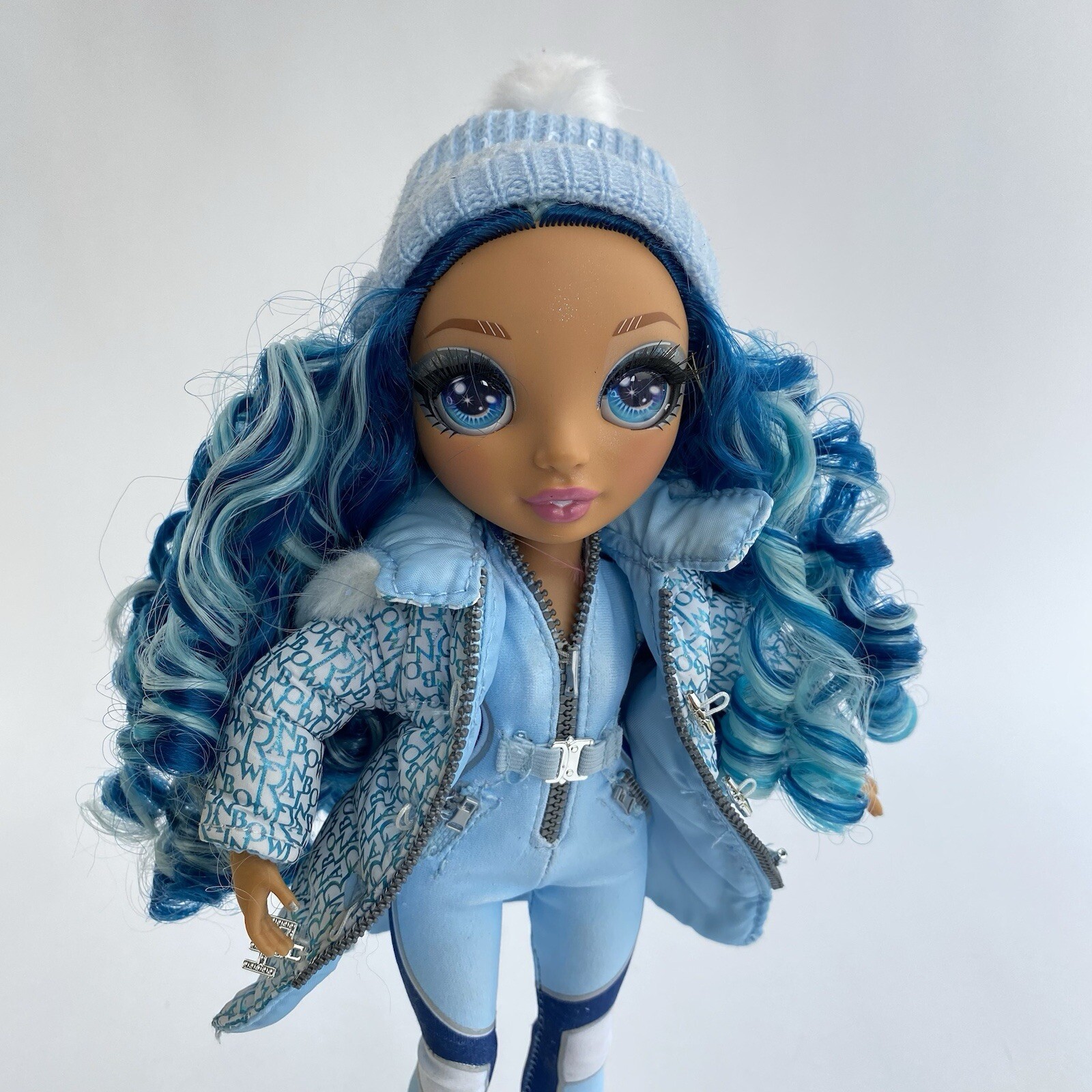 Rainbow High SKYLAR BRADSHAW Winter Break Doll 10.5″ Blue Hair Outfit Snowboard