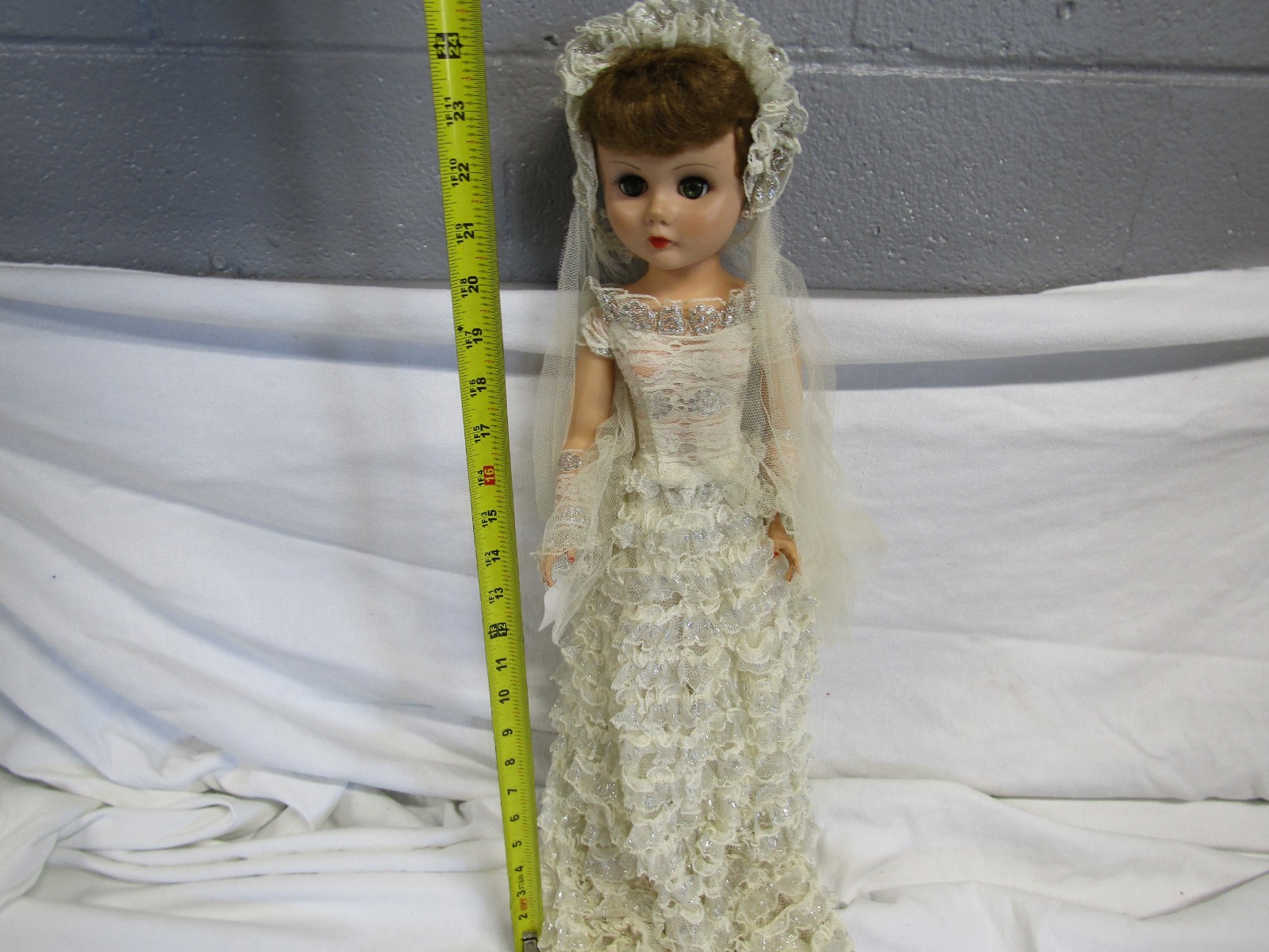 VINTAGE 24 INCH FASHION DOLL DELUXE READING BRIDE WEDDING DRESS SLEEP EYES