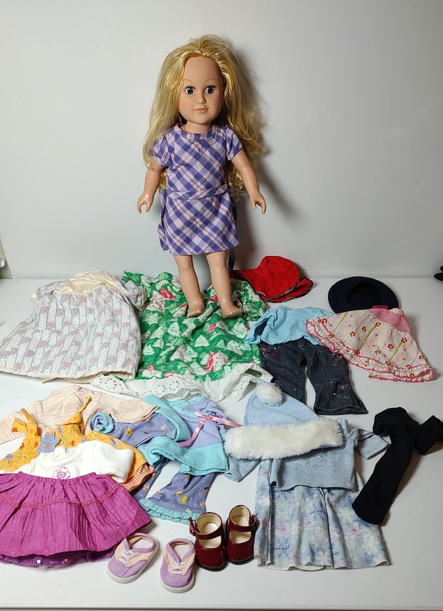 2013 Cititoy 18” Doll Blonde Hair Blue Eyes 7 outfits and Additional Accessories