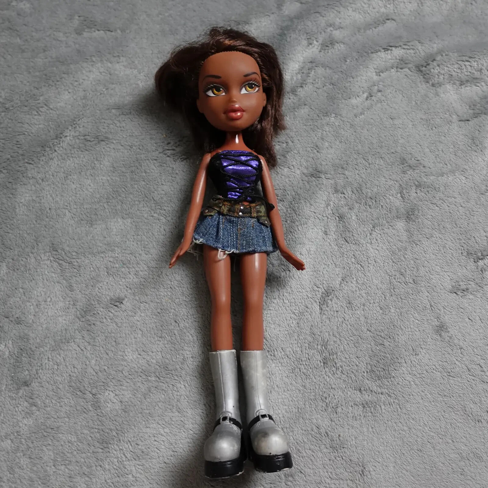 2001 Bratz Doll Sasha Brown Hair Light Brown Eyes Dark Complexion Shoes