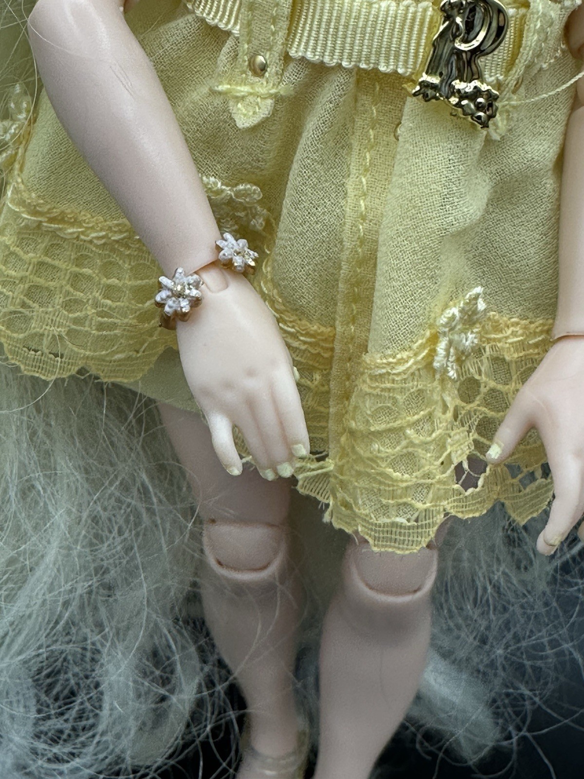 Rainbow High Delilah Fields Buttercup Yellow Doll Albinism Earrings Bracelet
