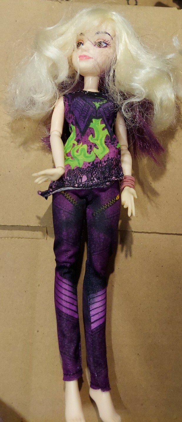 Disney Descendants 2: Isle Style Switch Mal: 2 in 1 doll