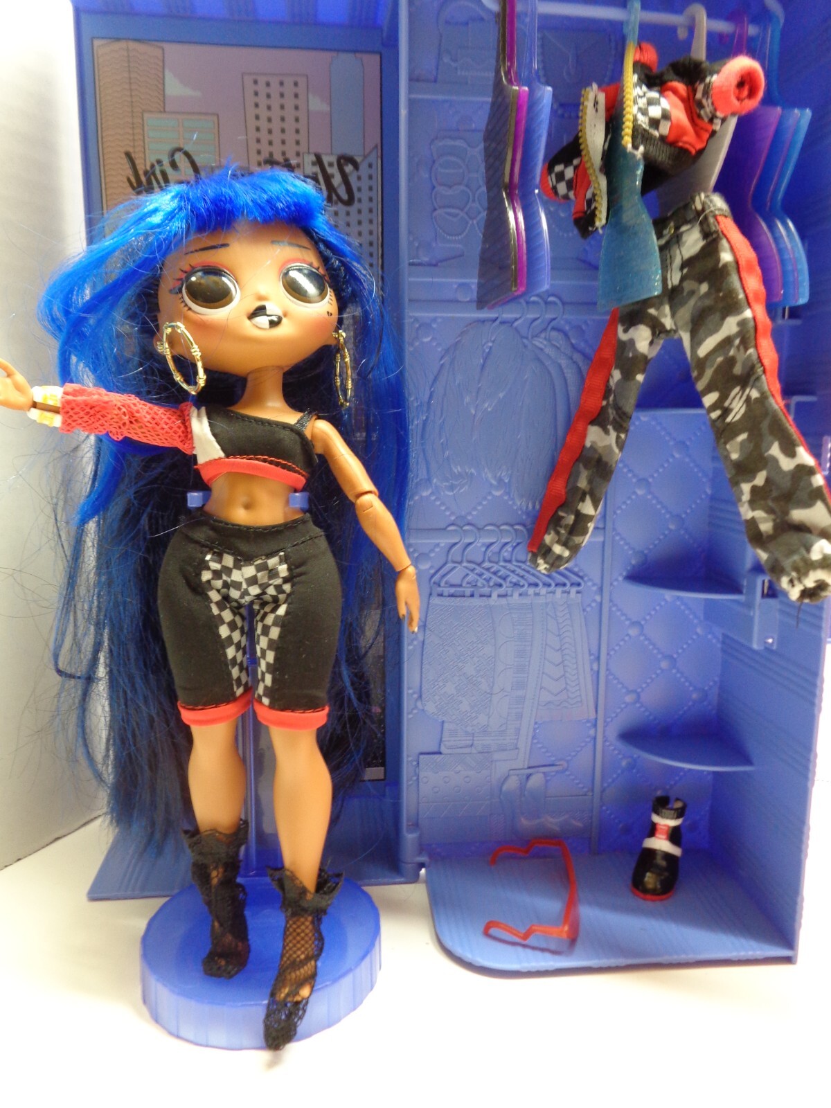 LOL OMG Dolls Uptown Girl & Downtown BB with stands & keys to both