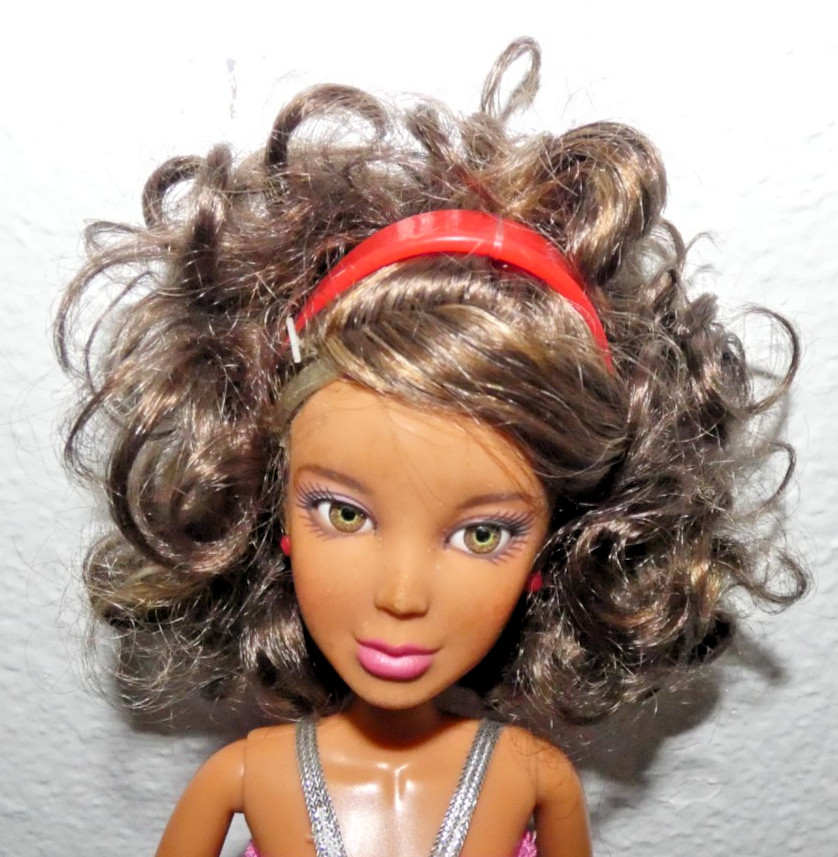 2009 Spinmaster Liv Doll Articulated Dark Brown Curly Wig Earrings