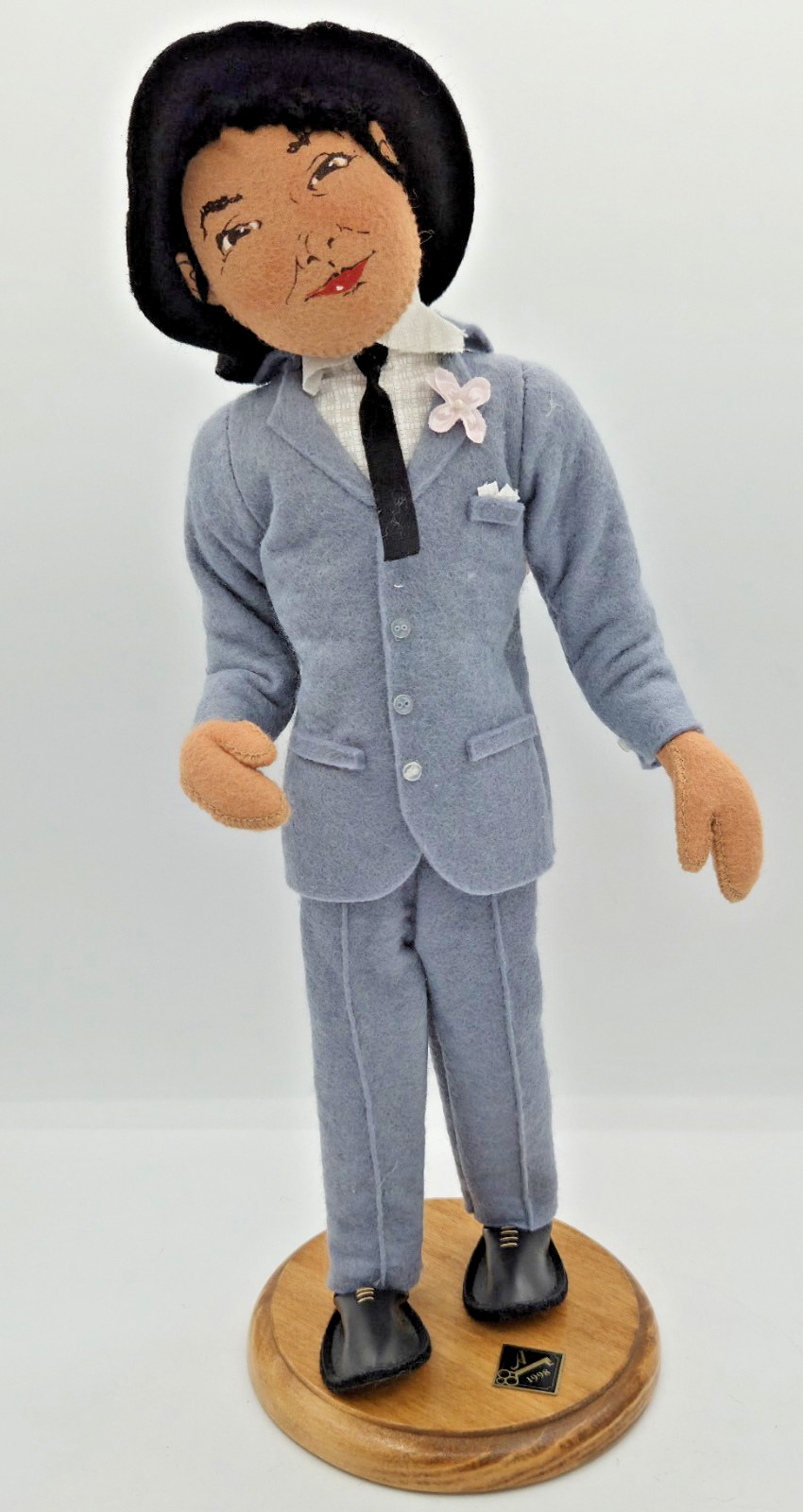 Annalee Museum Collection ROGERS CLOTHING STORE Man on Wood Base 16″ Vintage 90s