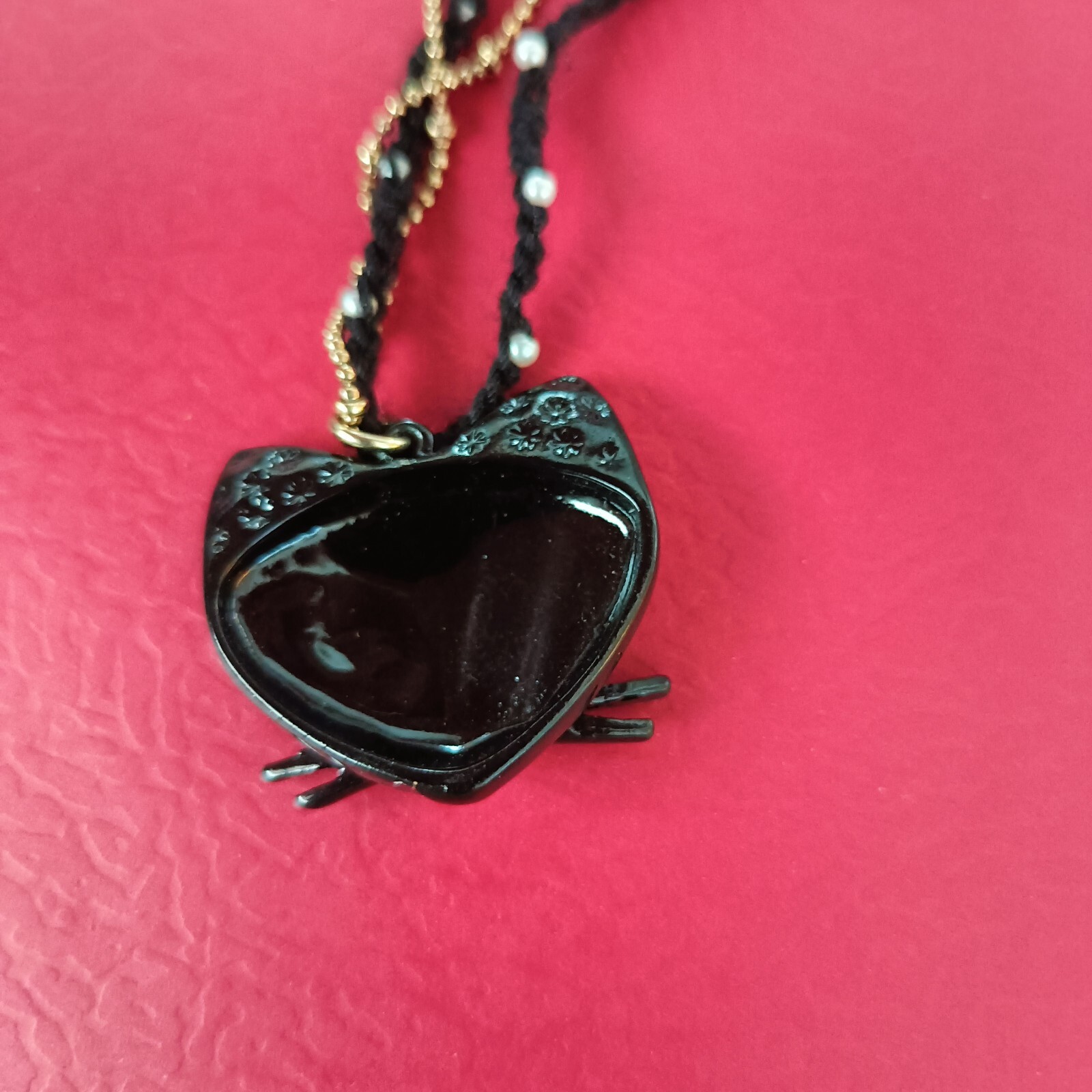 Fun, Black Cat with chain/cord