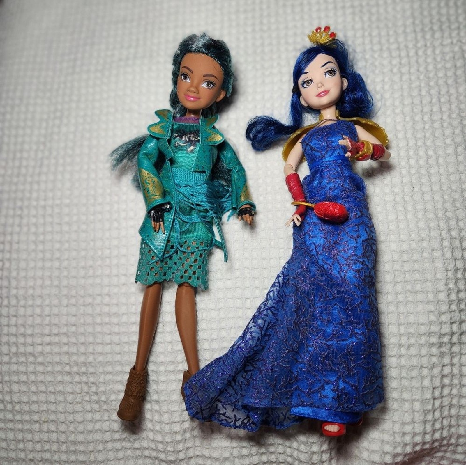 Disney Descendants Dolls Set – Blue and Green Evie And Uma