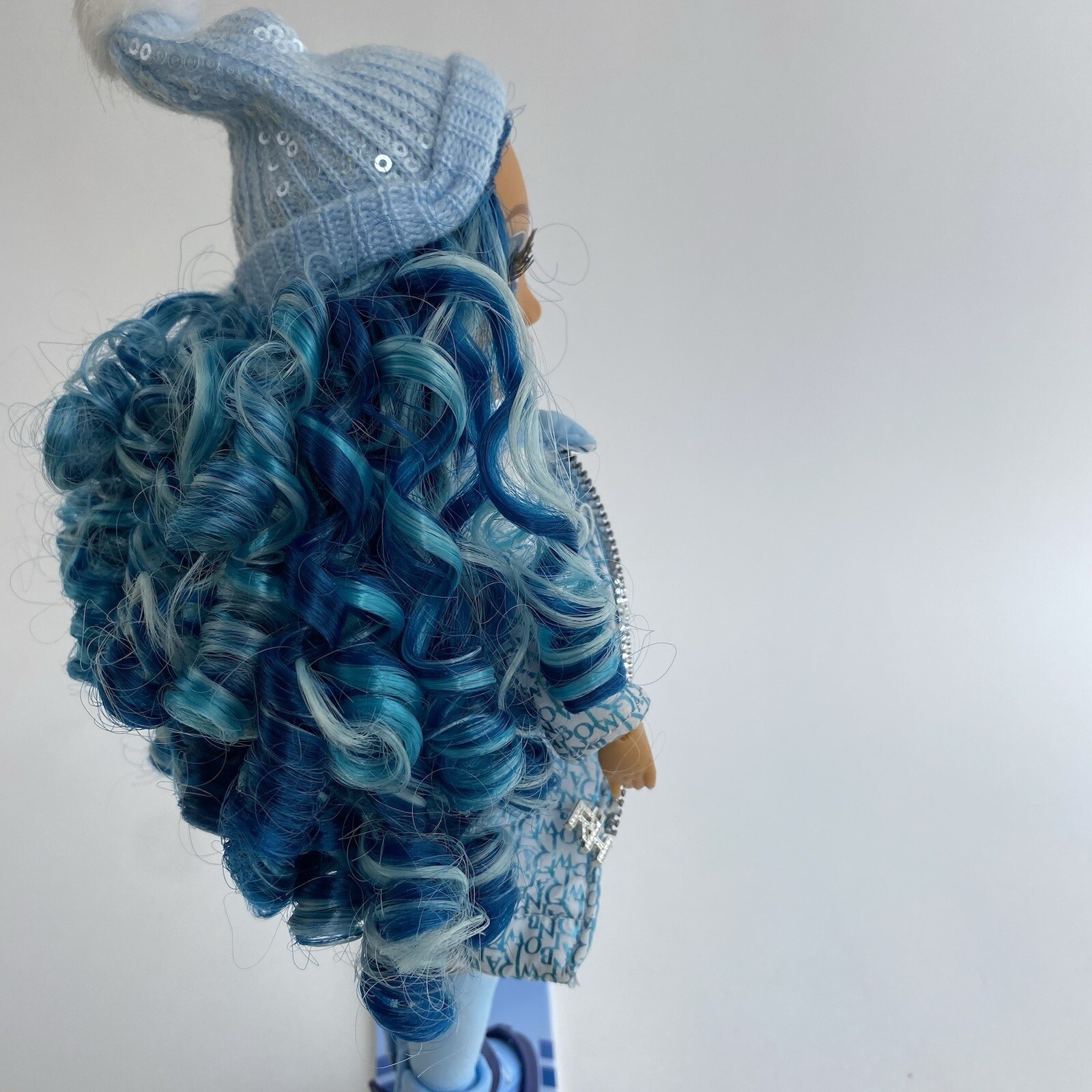 Rainbow High SKYLAR BRADSHAW Winter Break Doll 10.5″ Blue Hair Outfit Snowboard